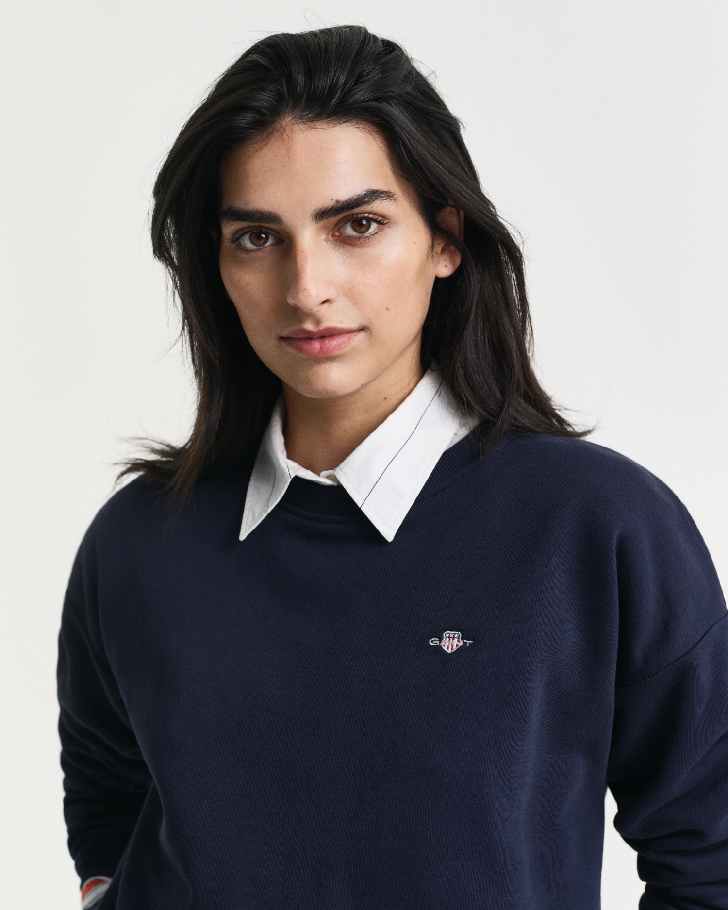Gant Sweatshirt »SHIELD C-NECK SWEAT«, Grafische GANT-Stickerei auf der Brust