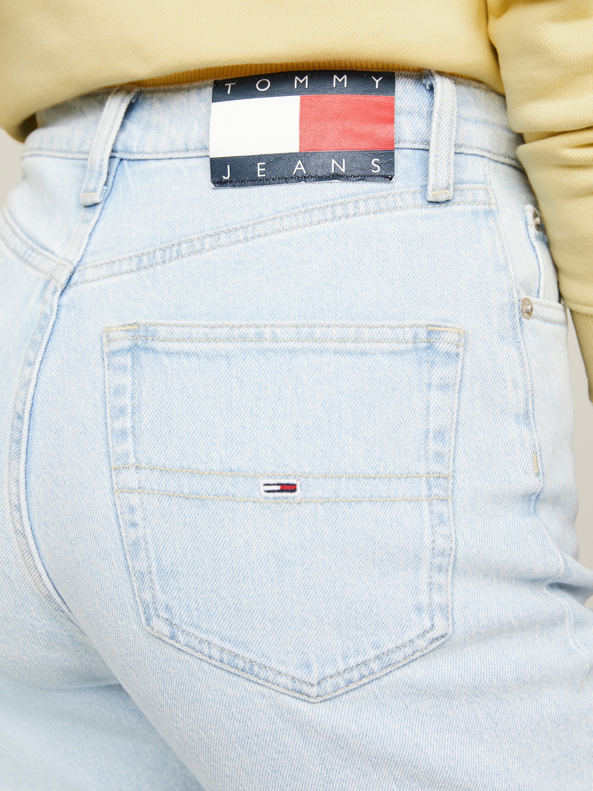 Tommy Jeans Straight-Jeans »JULIE UH STR AH1280«, mit Logostickerei