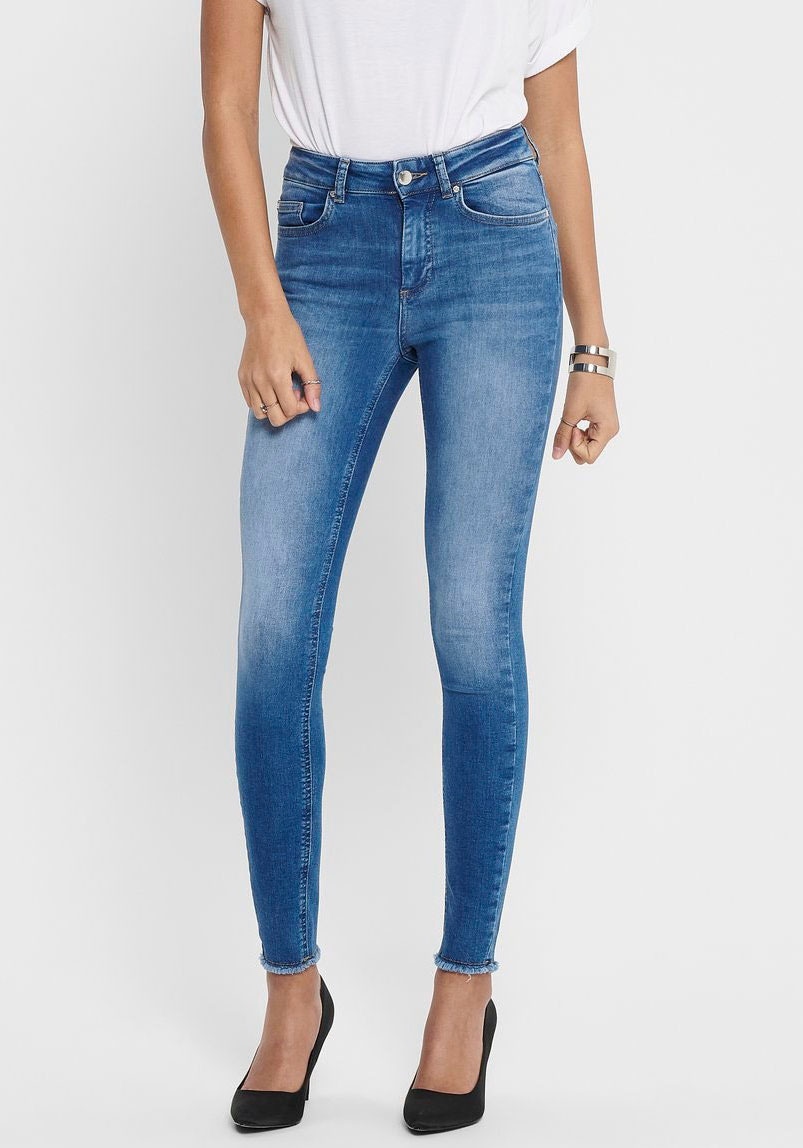 ONLY Ankle-Jeans »ONLBLUSH – Ankle-Jeans mit offenen Säumen für moderne Looks« Abriebeffekte, modisch, skinny fit, Rundhals, regular fit