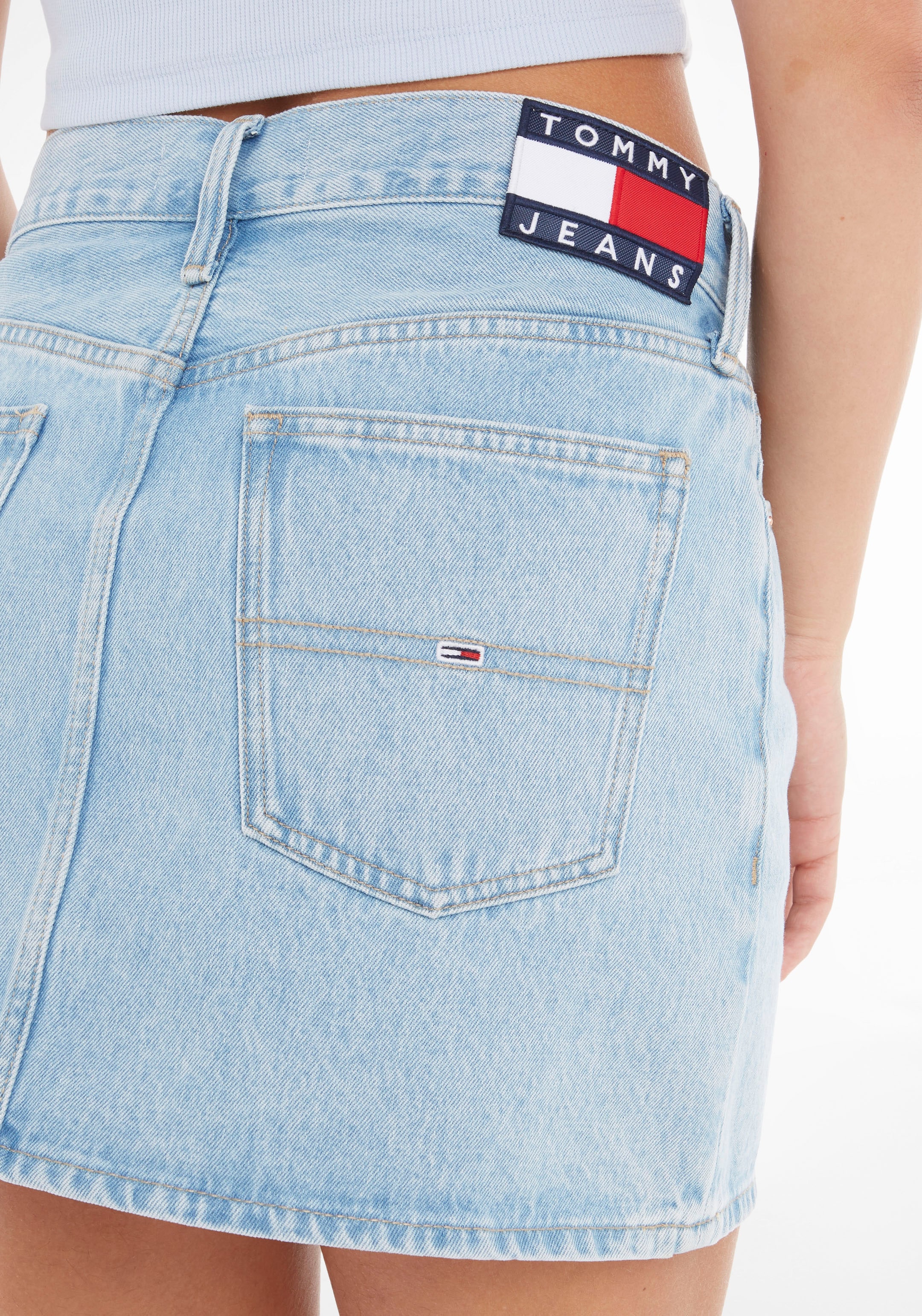 Tommy Jeans Schweiz MINI BG4015«, kaufen Jeans bei Logo-Badge SKIRT DENIM Tommy Jelmoli-Versand Jeansrock online mit »IZZIE