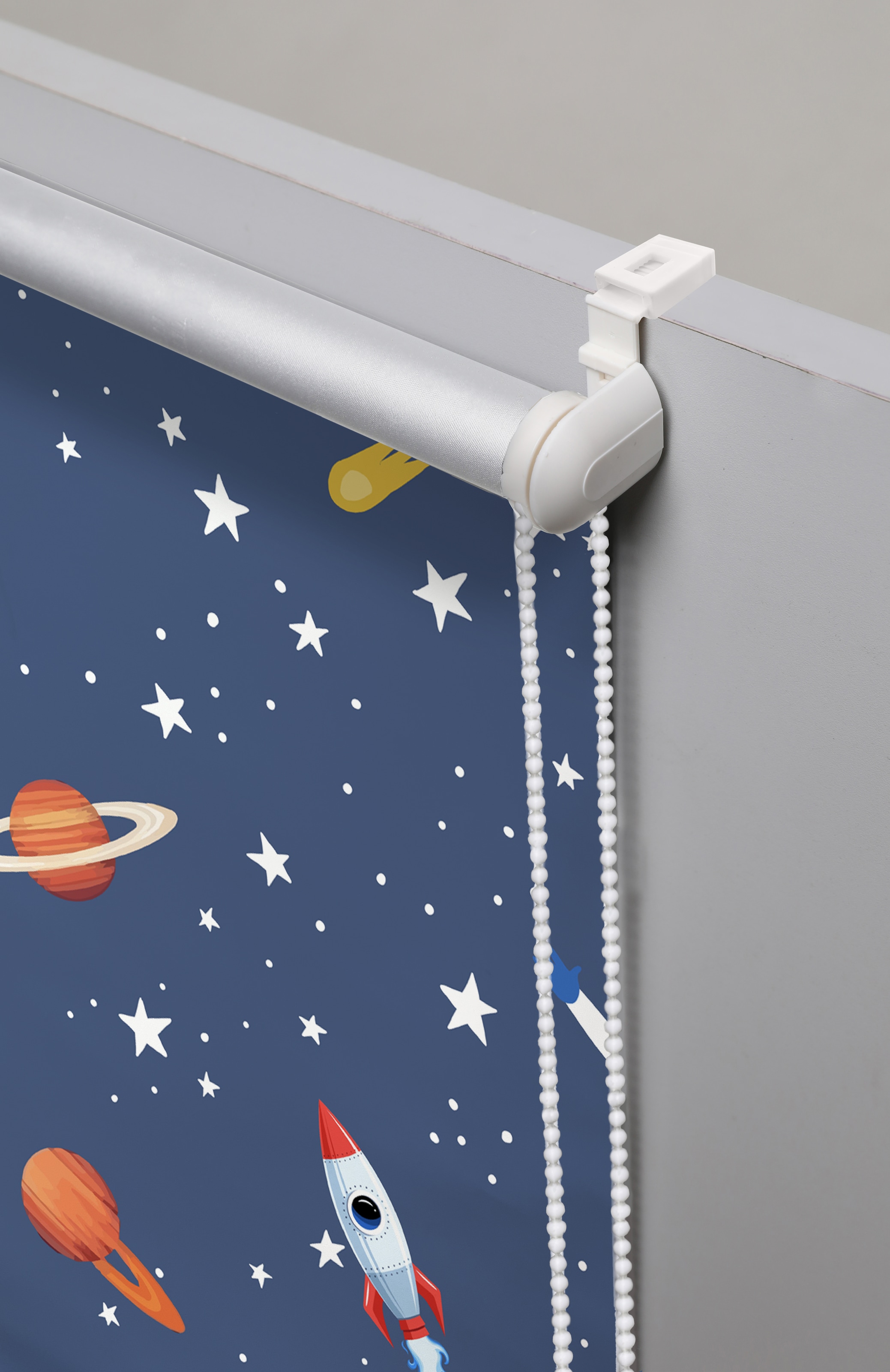 Lüttenhütt Rollo »ASTRONAUT«, verdunkelnd, Blendschutz-Sichtschutz-Verdunkelung, ohne Bohren, freihängend, Fixmass, Klemmfix, Astronaut, Kinderrollo -NEUHEIT!