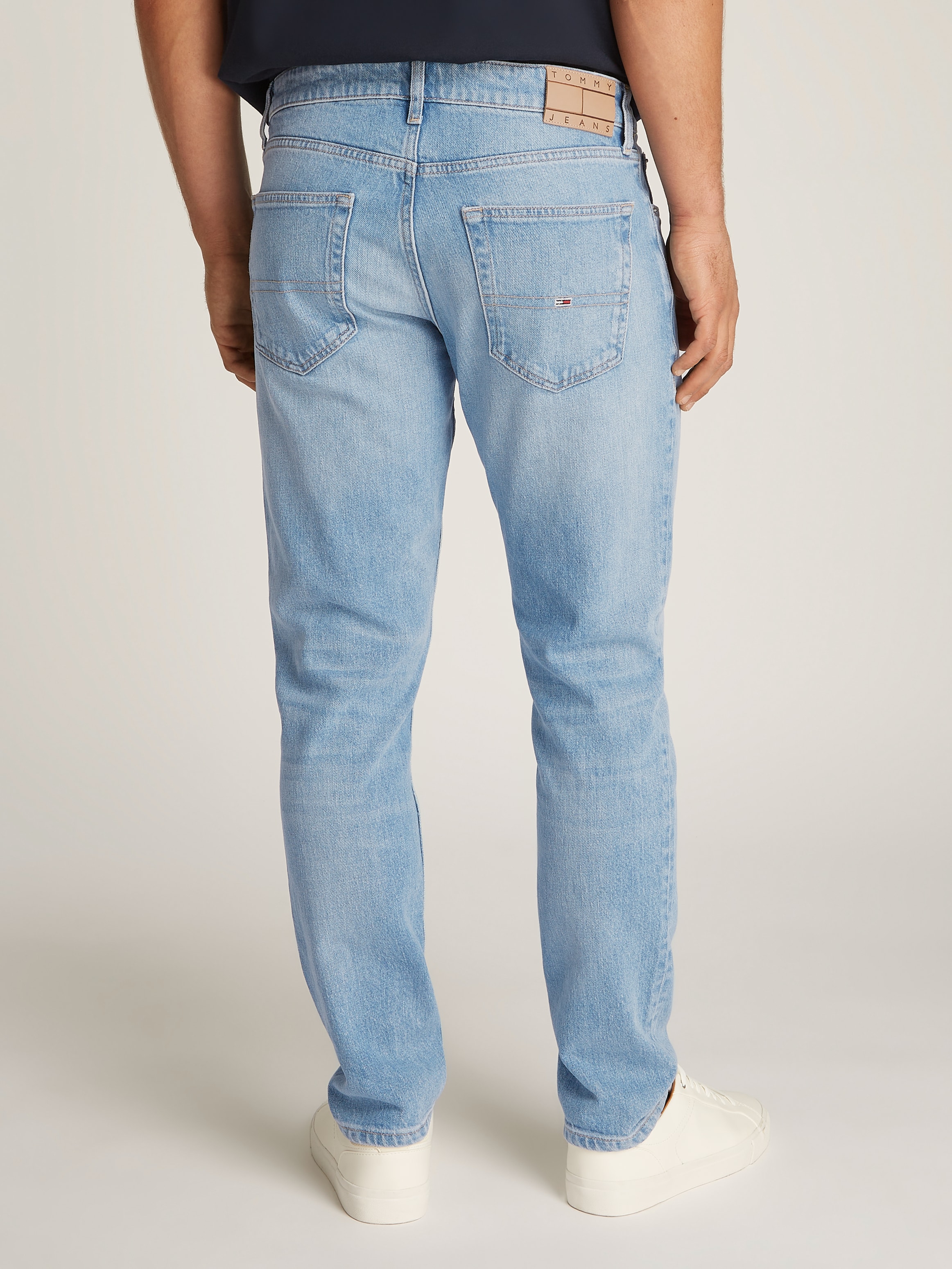 Tommy Jeans Tapered-fit-Jeans »Austim Slim Tapered«, mit Logostickereien