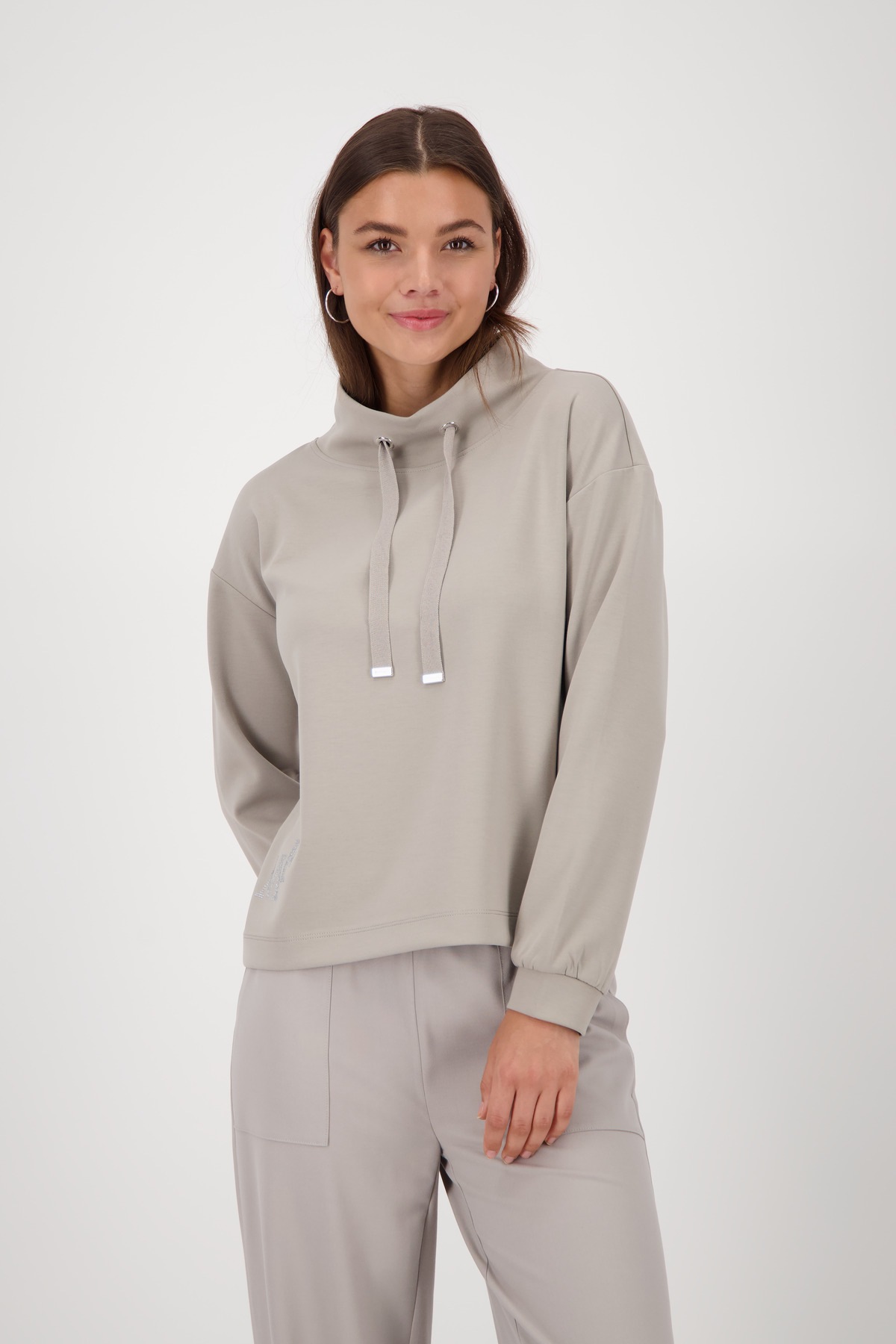 Monari Sweatshirt »Sweatshirt Schmuckdetail«, Stehkragen mit Bindeband, Logo aus Strasssteinen