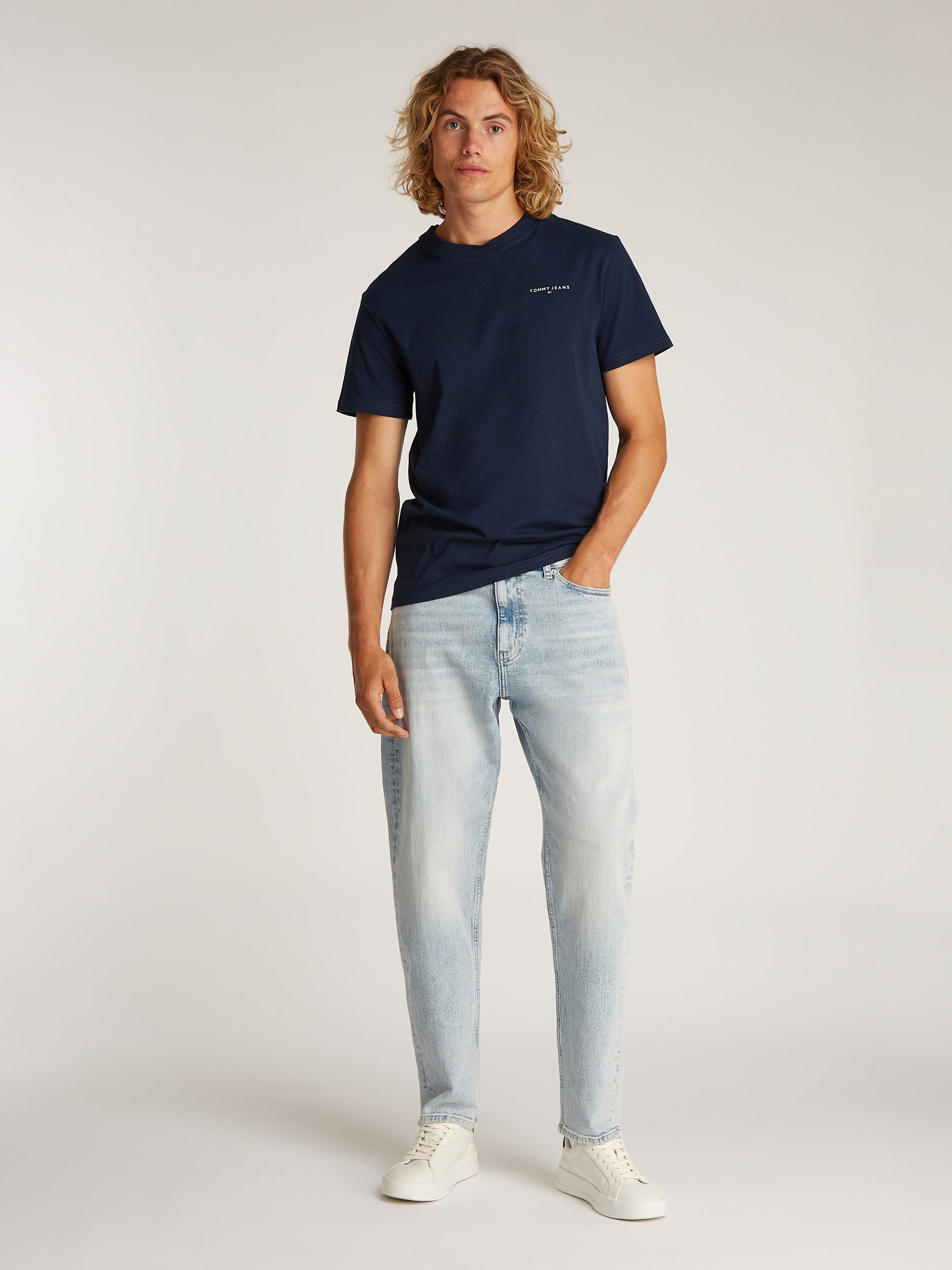 Tommy Jeans T-Shirt »TJM SLIM LINEAR CHEST SS TEE EXT«, mit Logodruck
