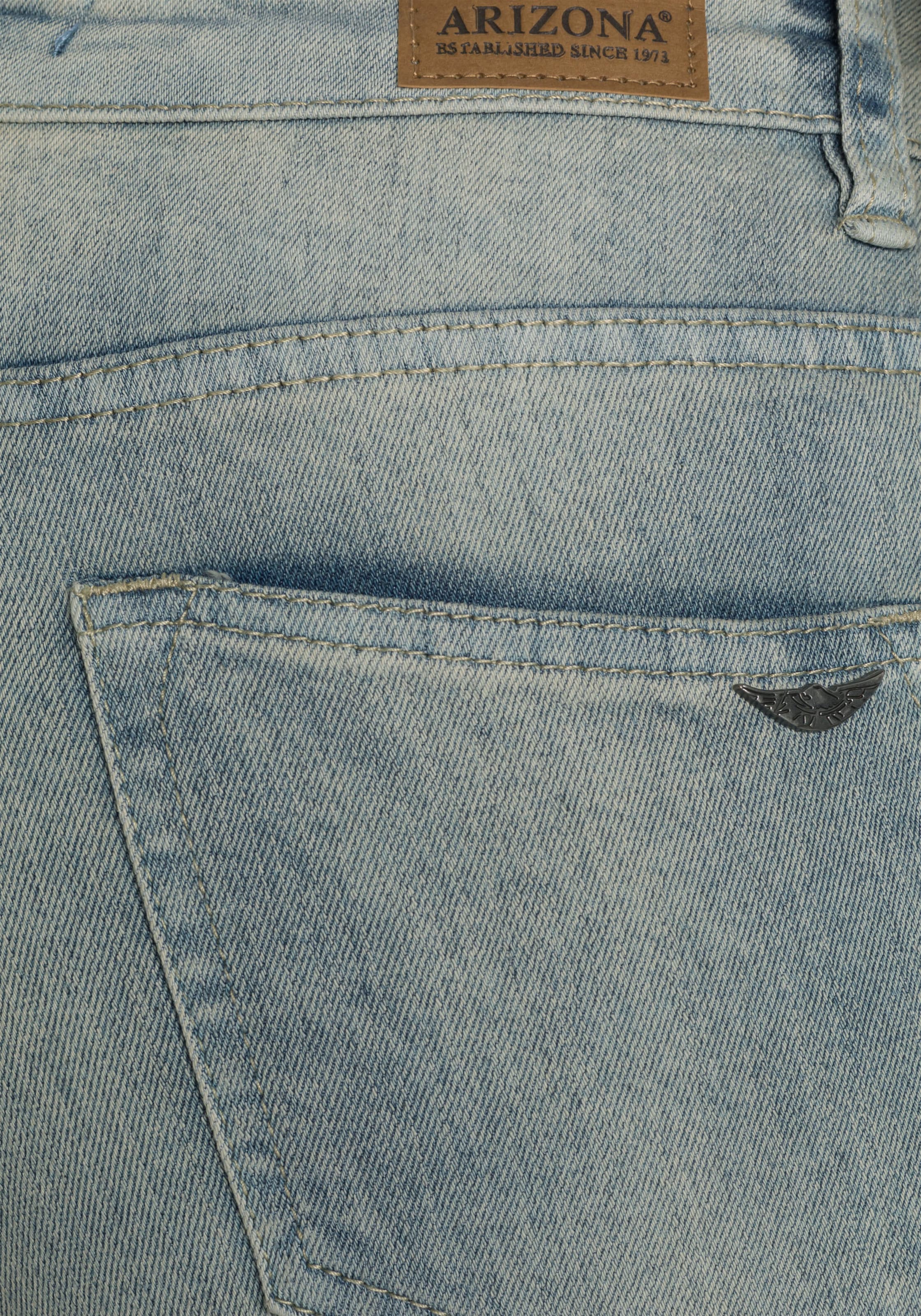 Arizona Caprijeans »mit Schlitz am Saum«, schmale Passform, mit stylischen Nieten, hohe Taille