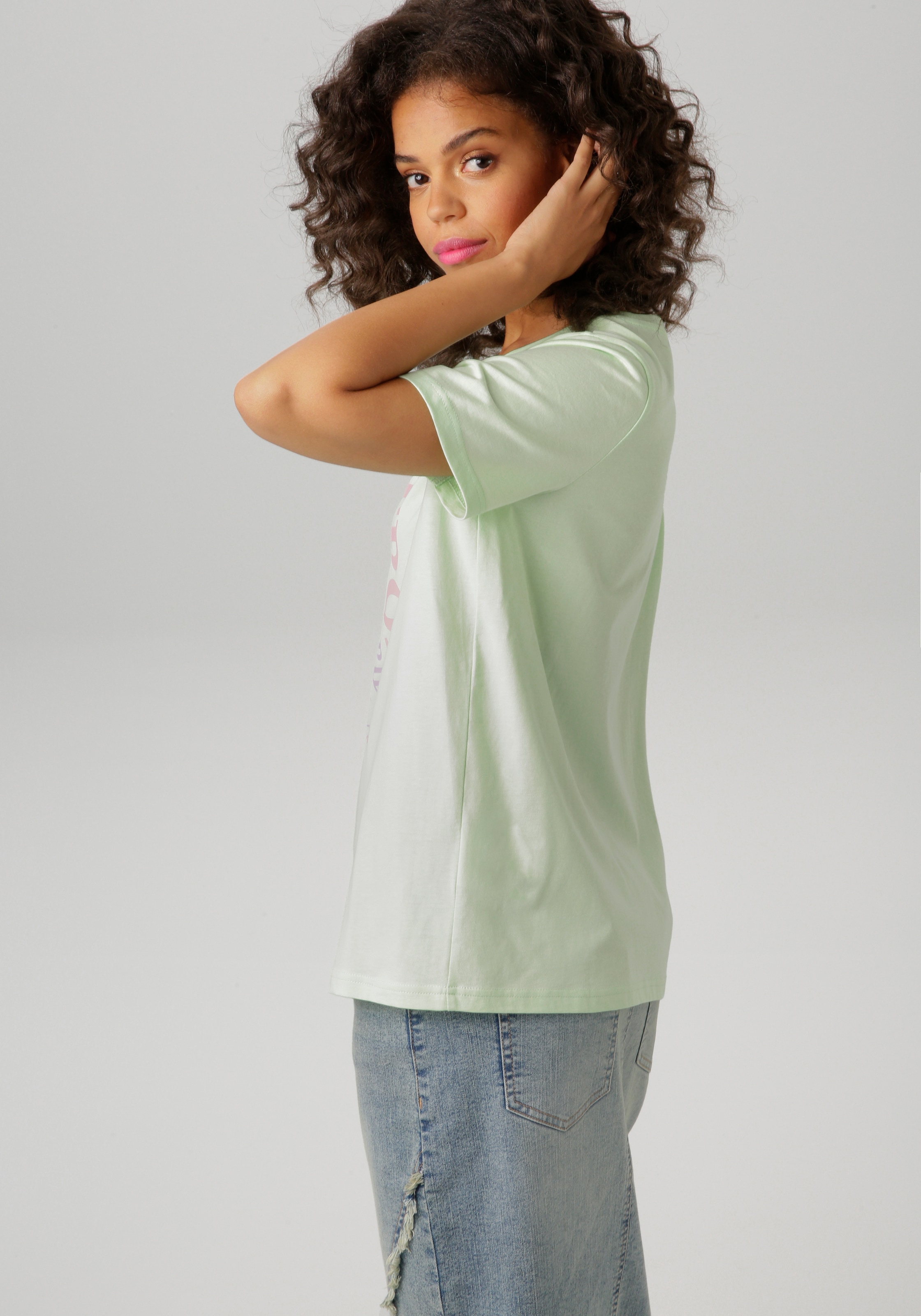 Aniston CASUAL T-Shirt, mit farbharmonischen Frontprint aus Foliendruck