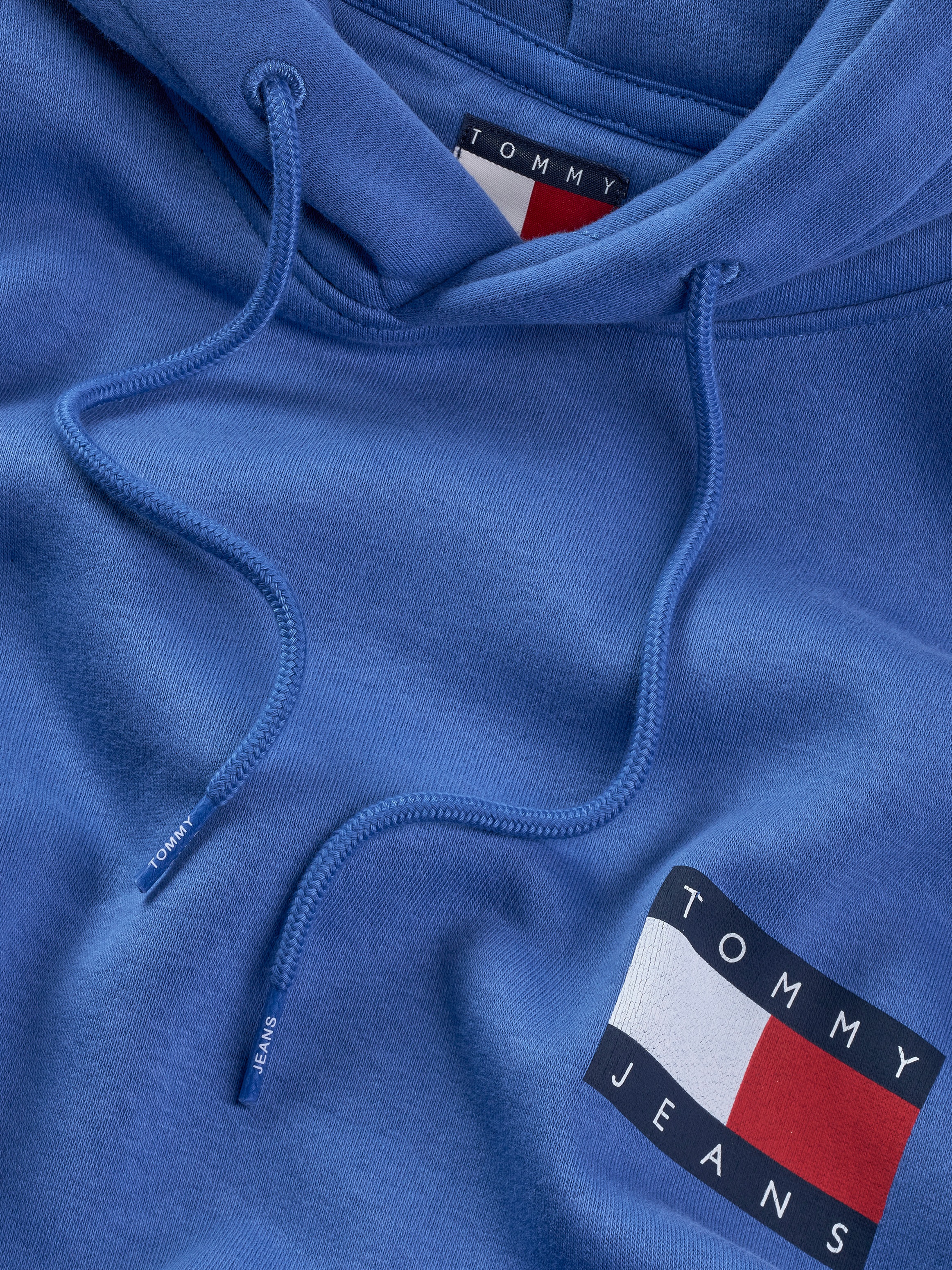 Tommy Jeans Sweatshirt »TJM REG ESSENTIAL FLAG HOOD EXT«, mit bedruckten Markenlogo auf Brusthöhe