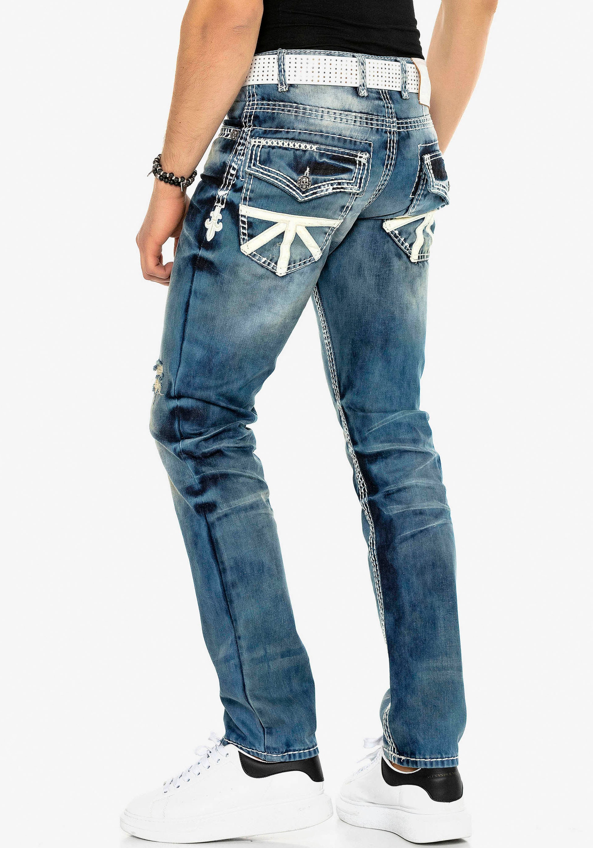 Cipo & Baxx Straight-Jeans, mit Destroyed Effekt und vielen Details