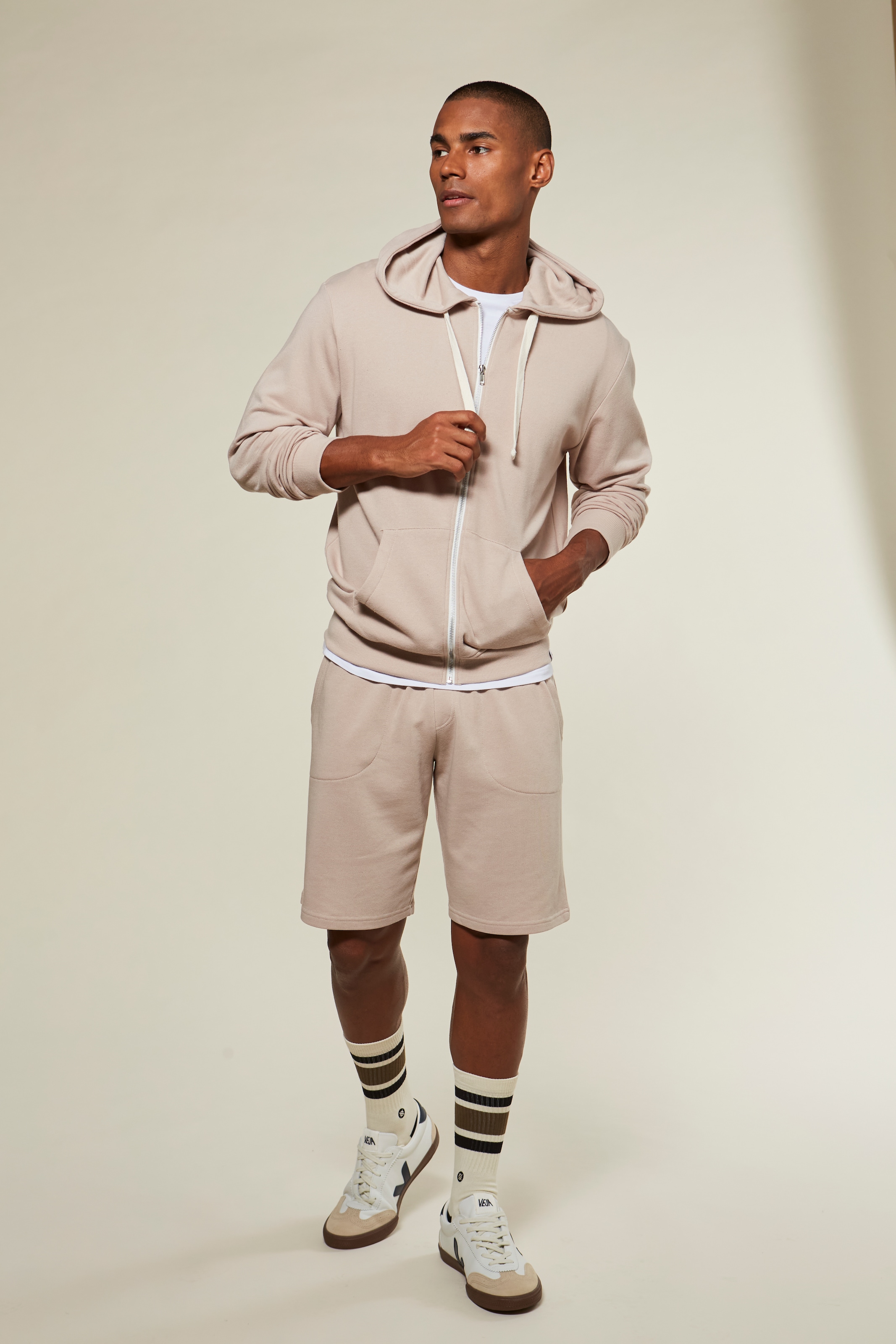 KangaROOS Sweatshorts, seitliche Taschen, kontrast Bänder