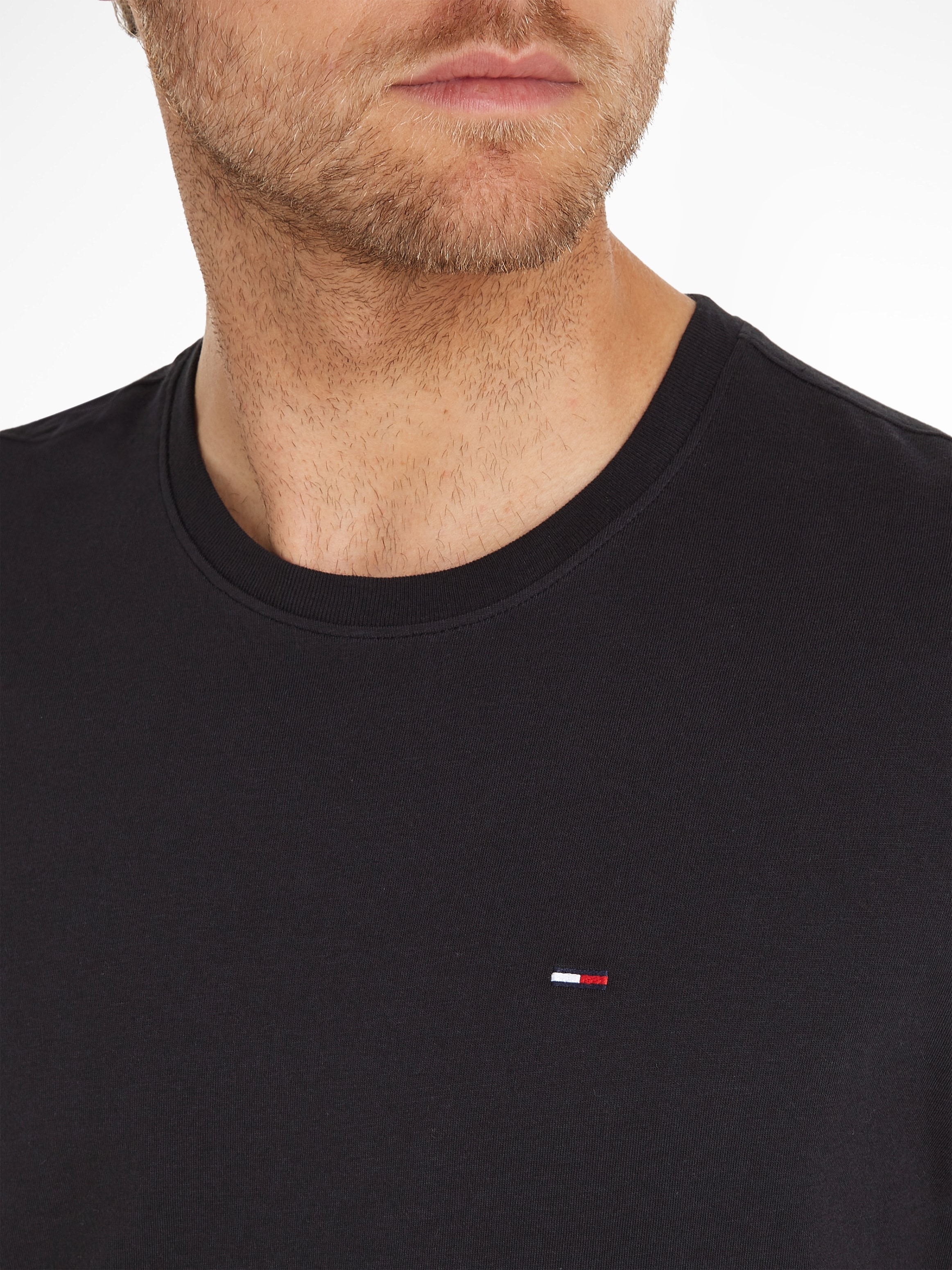 Tommy Jeans T-Shirt »TJM ESSENTIAL SOLID TEE«, Regular Fit mit Rundhalsausschnitt und dezenter Logo-Flag
