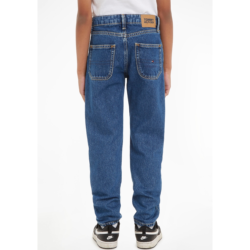 Tommy Hilfiger Stretch-Jeans »SKATER MID BLUE«, mit Leder-Brandlabel am hinteren Bundabschluss