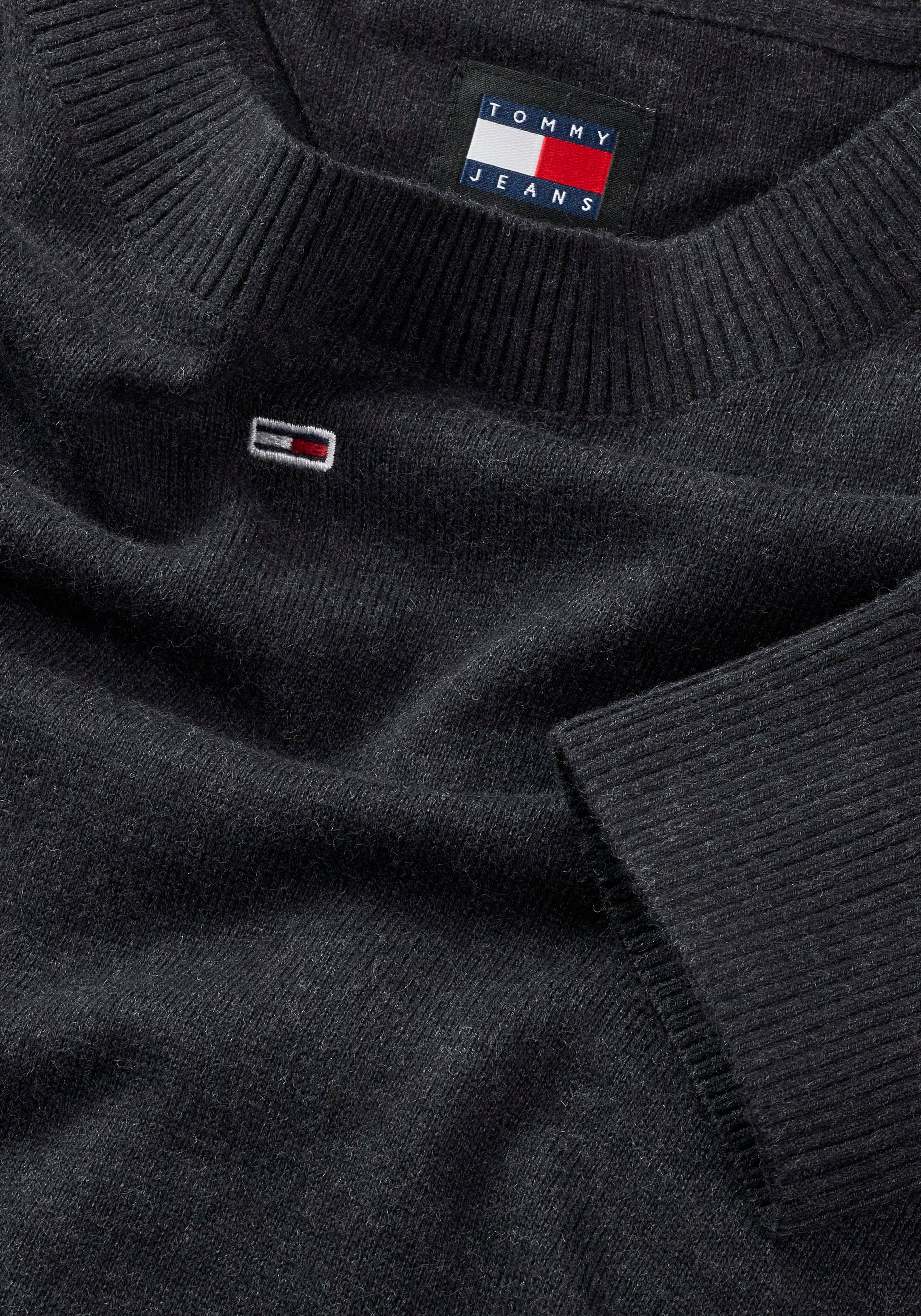 Tommy Jeans Strickpullover »TJW ESSENTIAL CREW NECK SWEATER«, mit Logostickerei