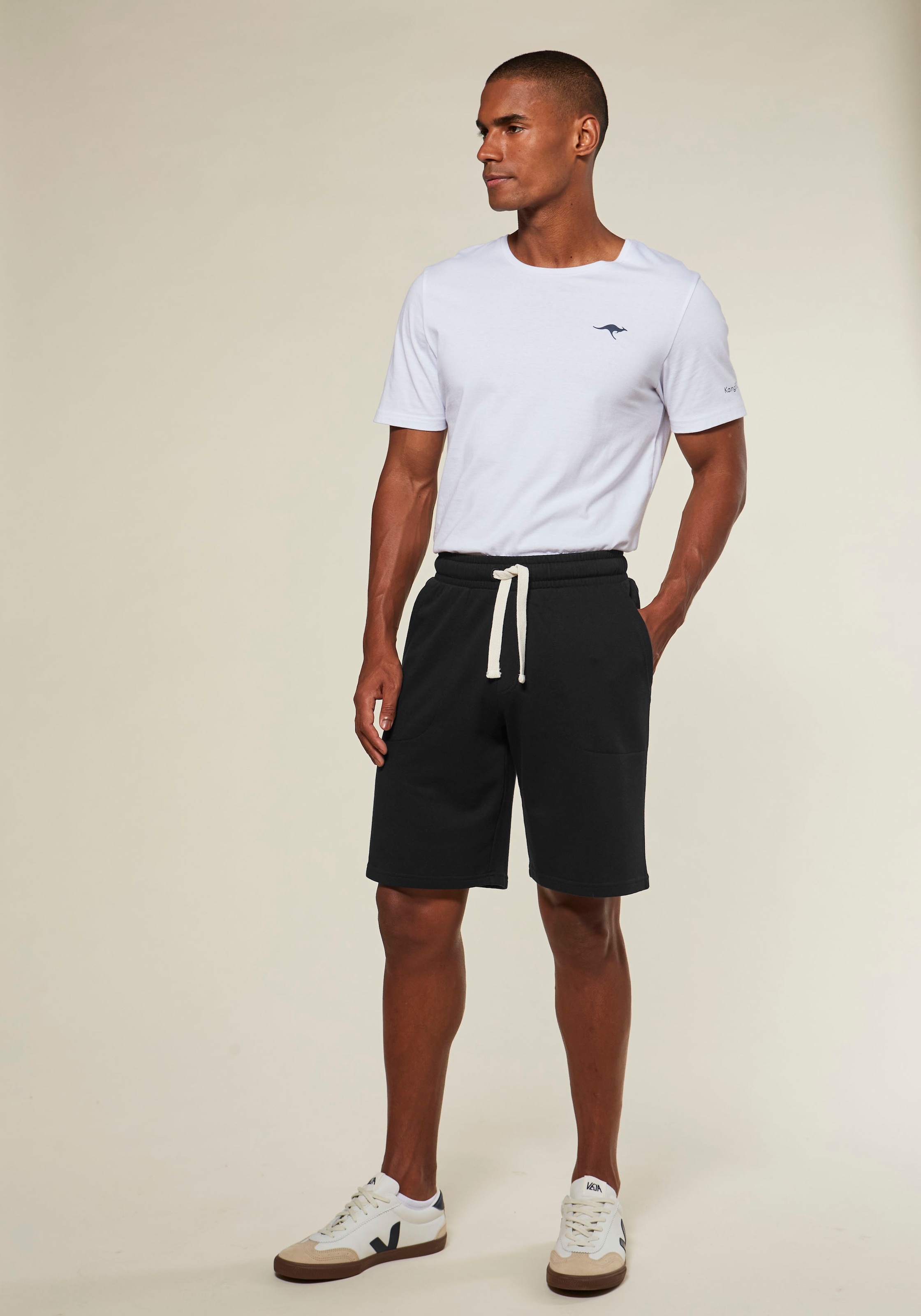 KangaROOS Sweatshorts, seitliche Taschen, kontrast Bänder