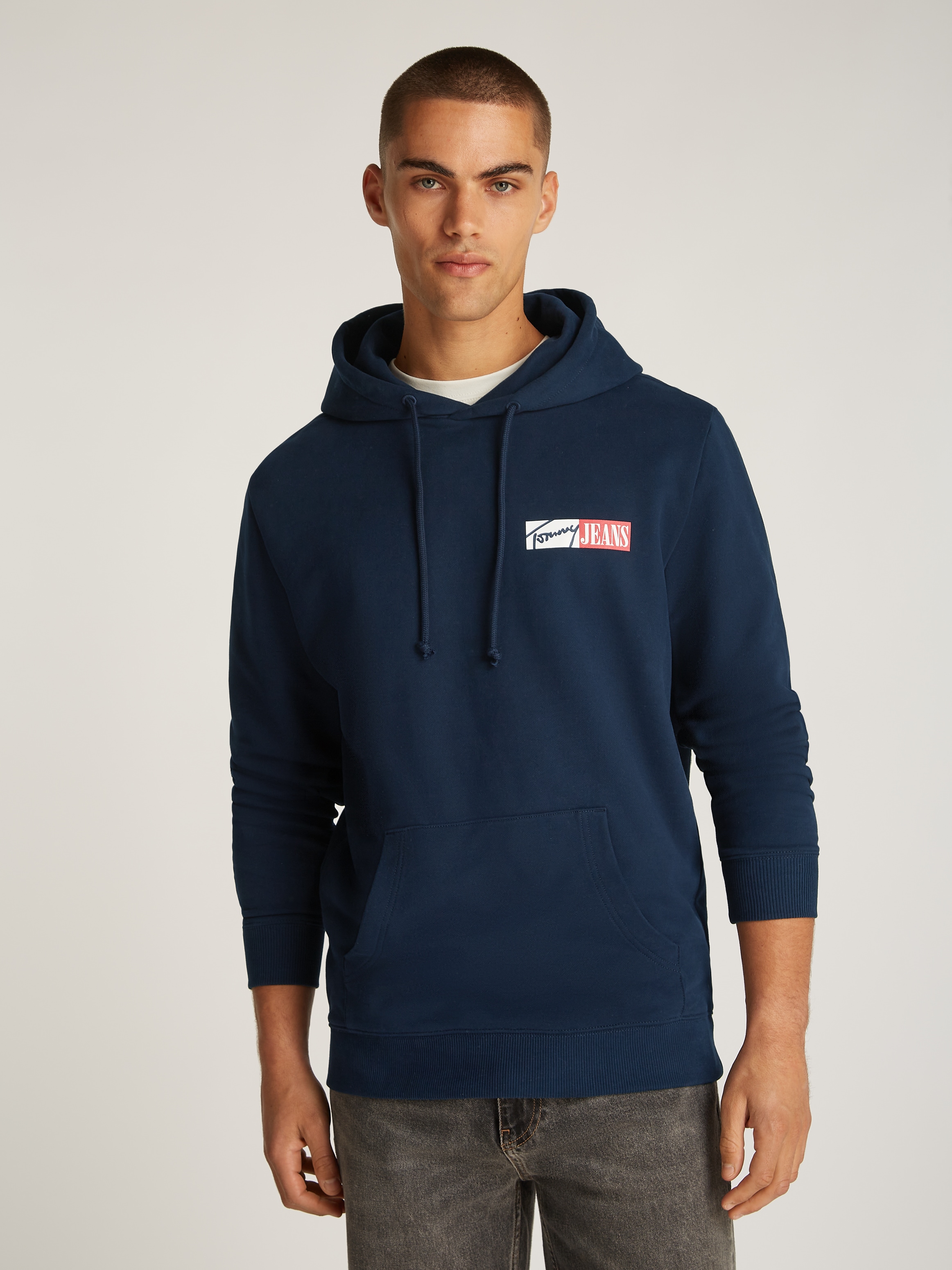 TOMMY JEANS Plus Hoodie »TJM REG ENTRY GRAPHIC HOODIE EXT«, in Grossen Grössen, Logodruck, Kängurutasche