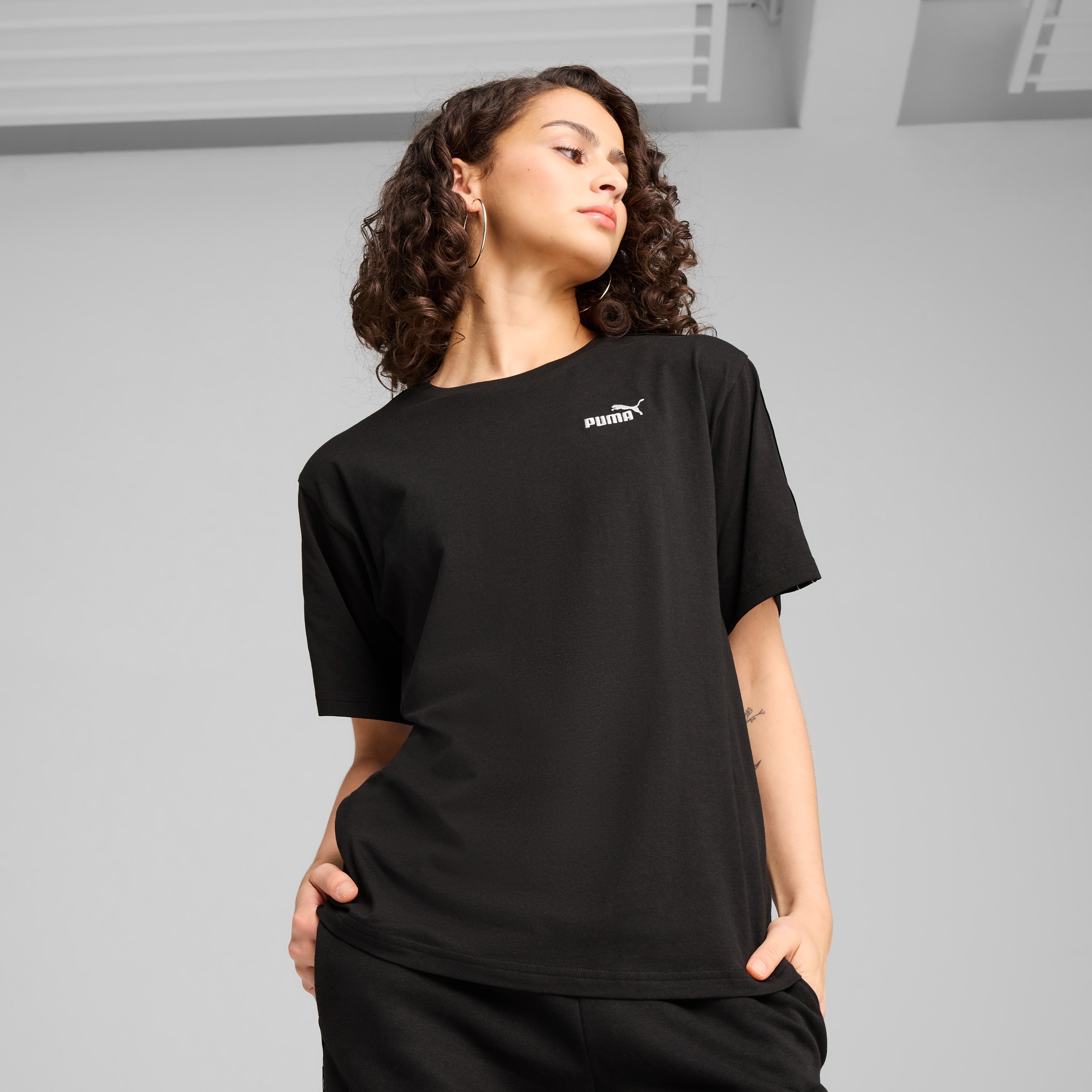 PUMA T-Shirt »ESS TAPE RELAXED TEE« mit Rundhalsausschnitt, mit kurzem Arm