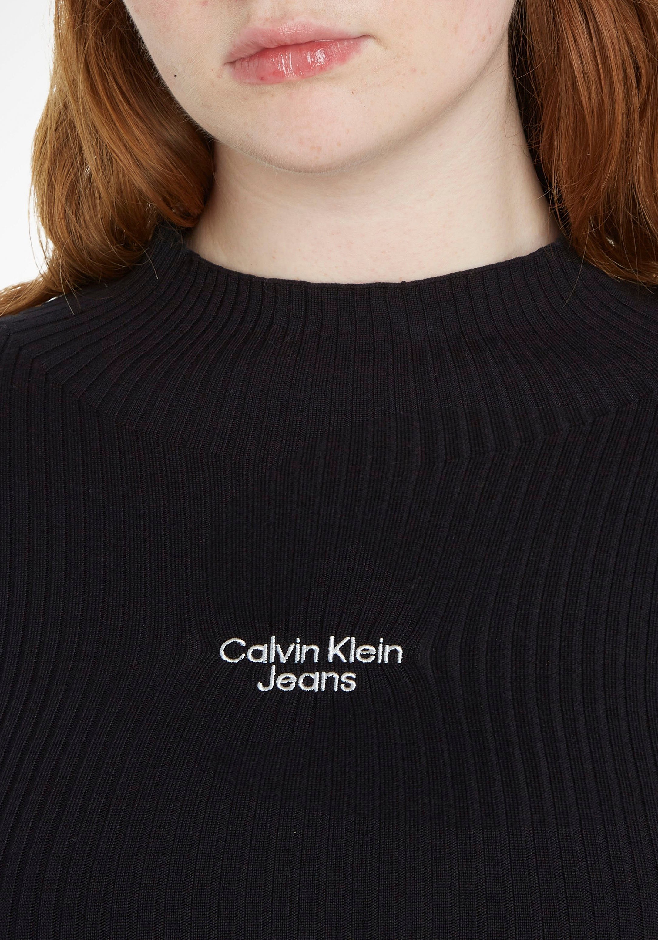 der Bodykleid auf »STACKED Calvin SWEATER LOGO Klein online Markenlogo mit | TIGHT Calvin Klein Jelmoli-Versand DRESS«, Brust Jeans shoppen