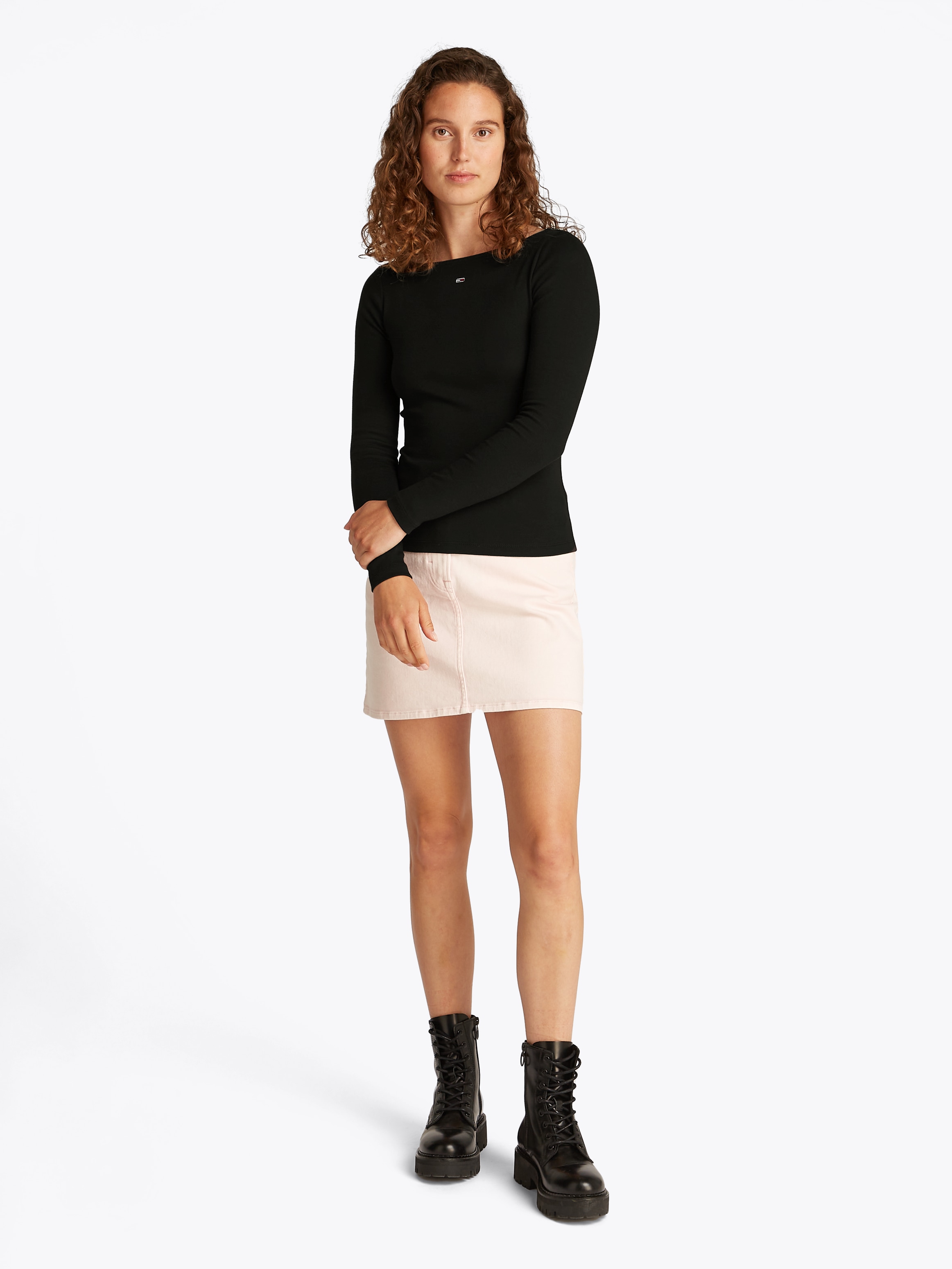 Tommy Jeans Langarmshirt »TJW BOAT NECK TOP LS«, mit Logostickerei