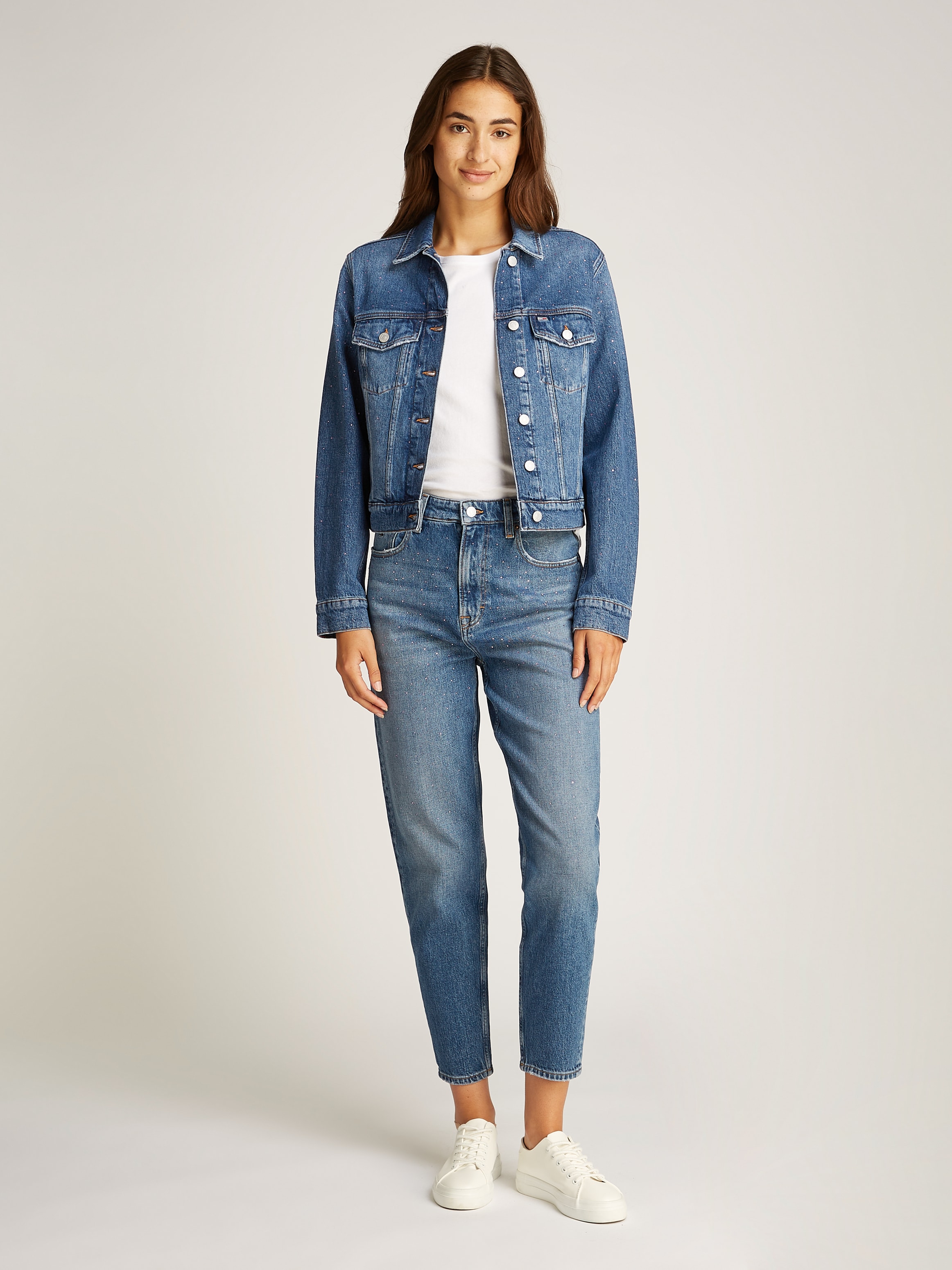 Tommy Jeans Jeansjacke »CLASSIC TRUCKER JACKET AI6136«, mit typischen Trucker Details, mit Schmucksteinen