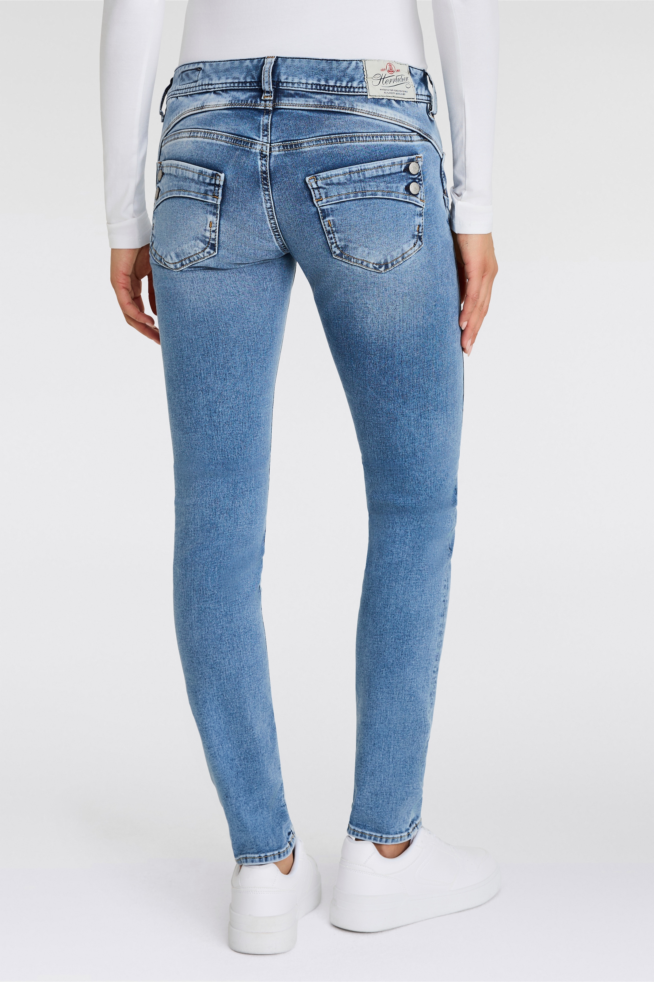 Herrlicher Slim-fit-Jeans »Piper Slim Reused Denim«, mit Zierknöpfen an den Gesässtaschen