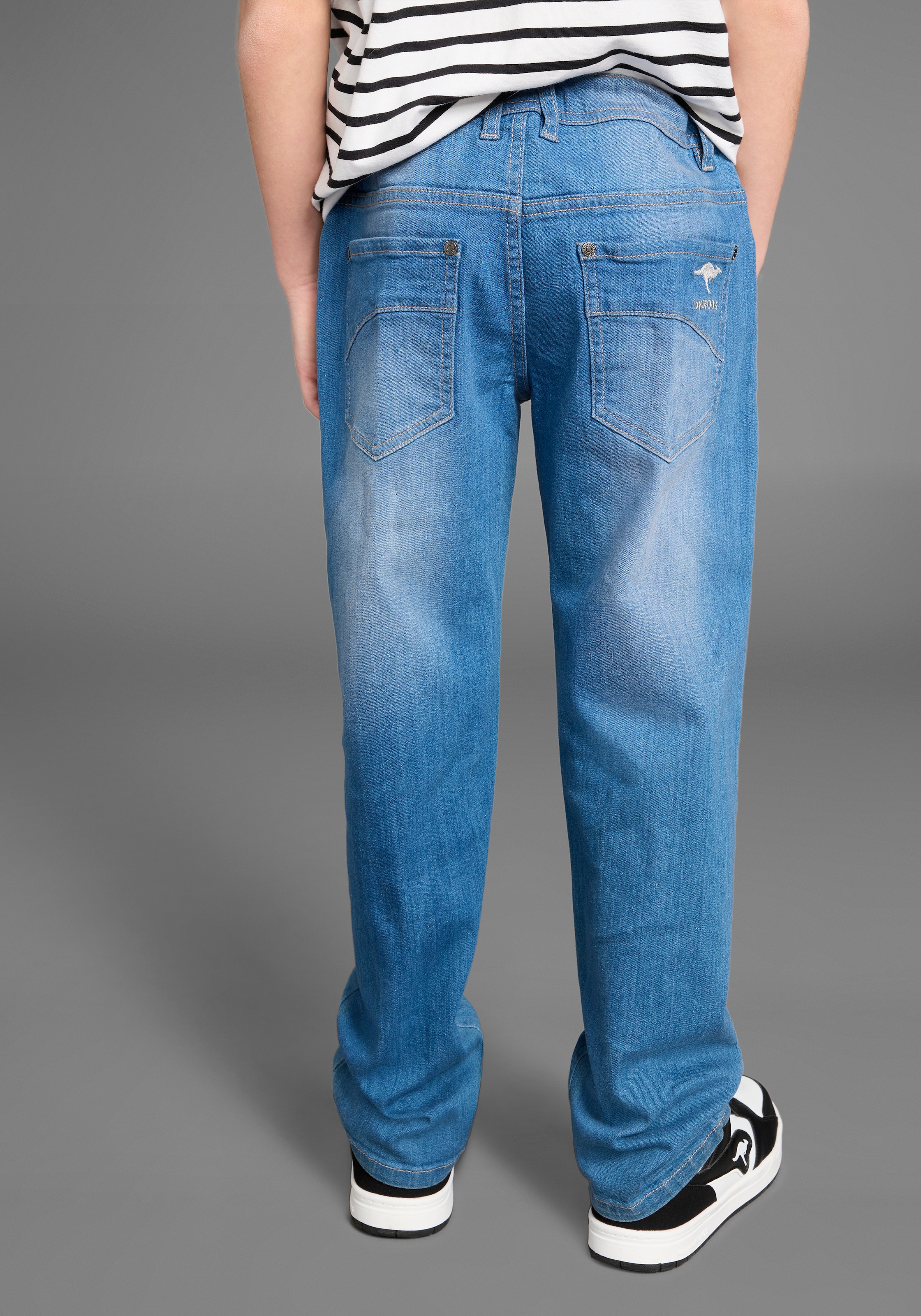 KangaROOS Loose-fit-Jeans »Jeans mit weitem Bein«, mit Logo-Stickerei