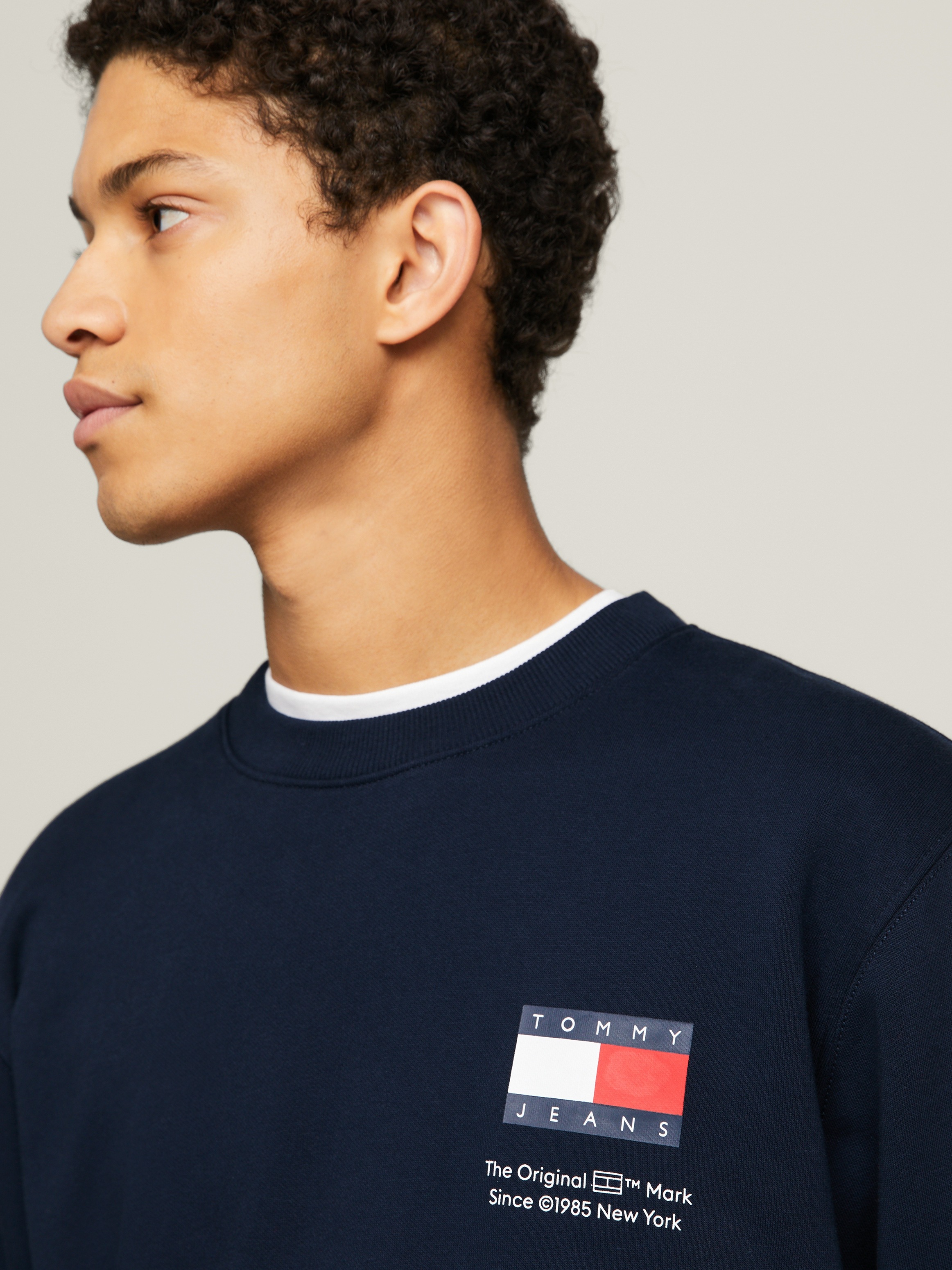 Tommy Jeans Sweatshirt »TJM REG ESSENTIAL FLAG CNECK EXT«, Rundhals-Sweatshirt mit Logo