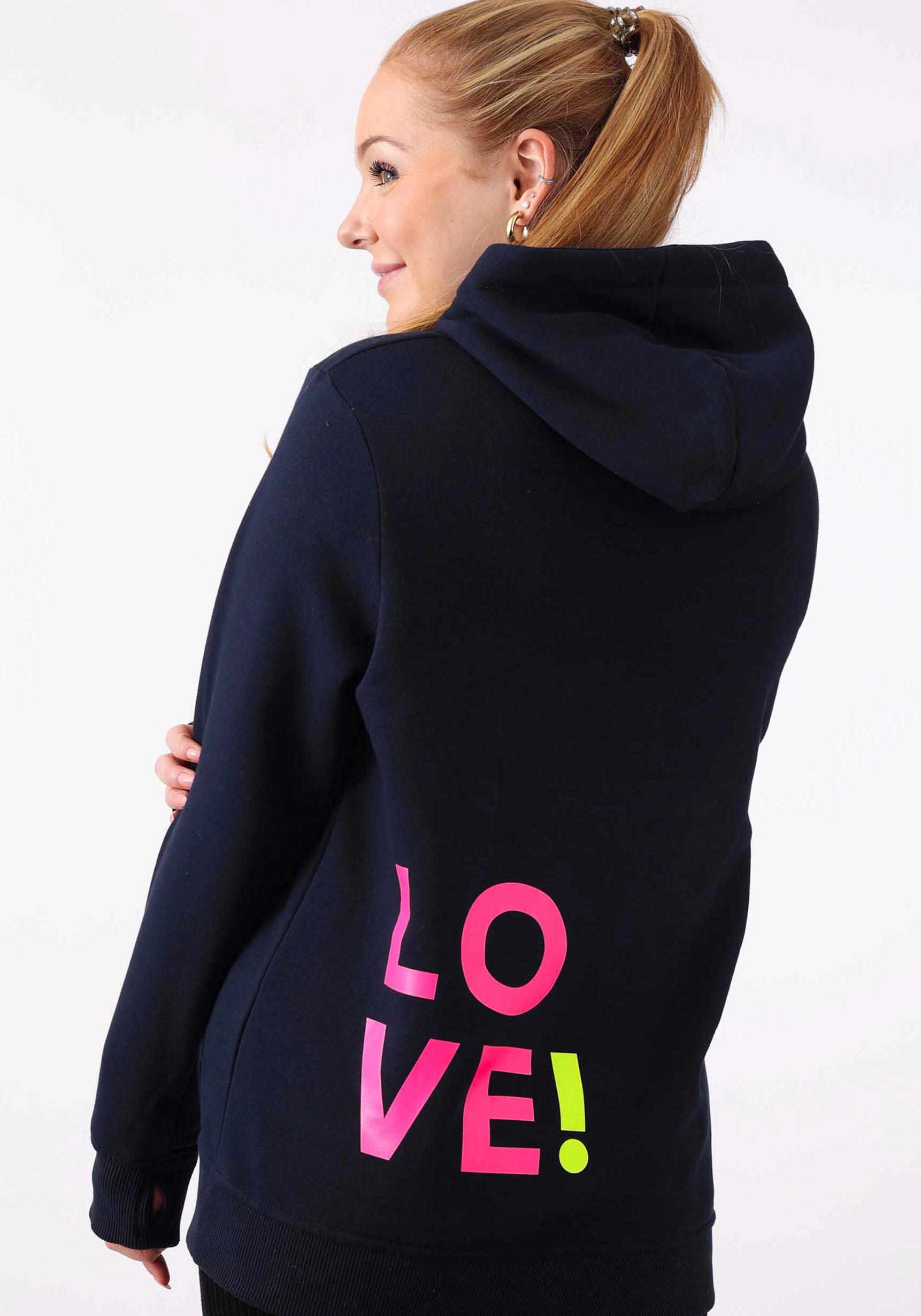 Zwillingsherz Kapuzensweatshirt, mit gesticktem Neon Herz am Ärmel und "Love" Schriftzug auf Kordel