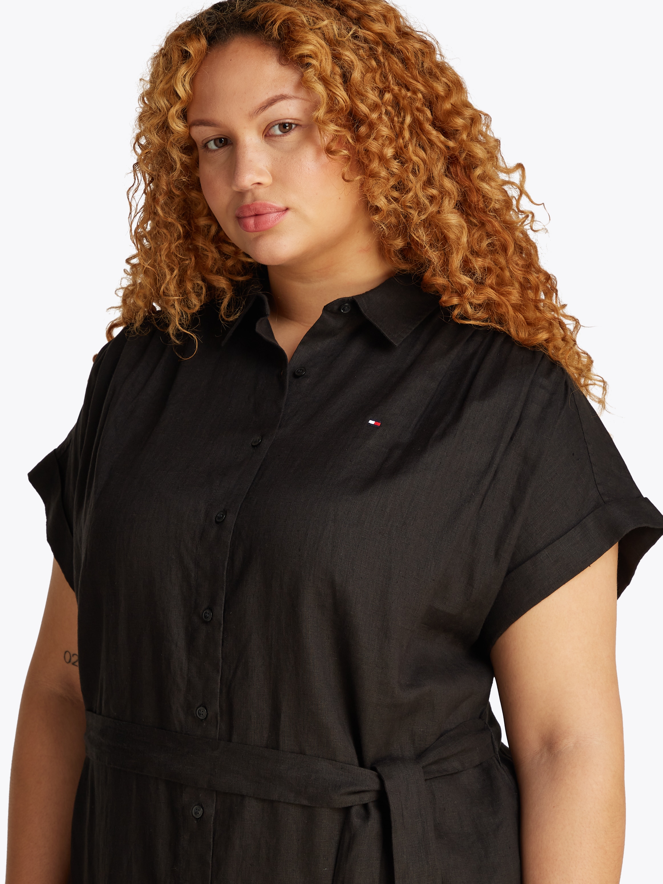 Tommy Hilfiger Curve Midikleid »CRV ESS LI BELTED S/S MIDI DRESS«, in Grossen Grössen, mit Gürtel, Logostickerei