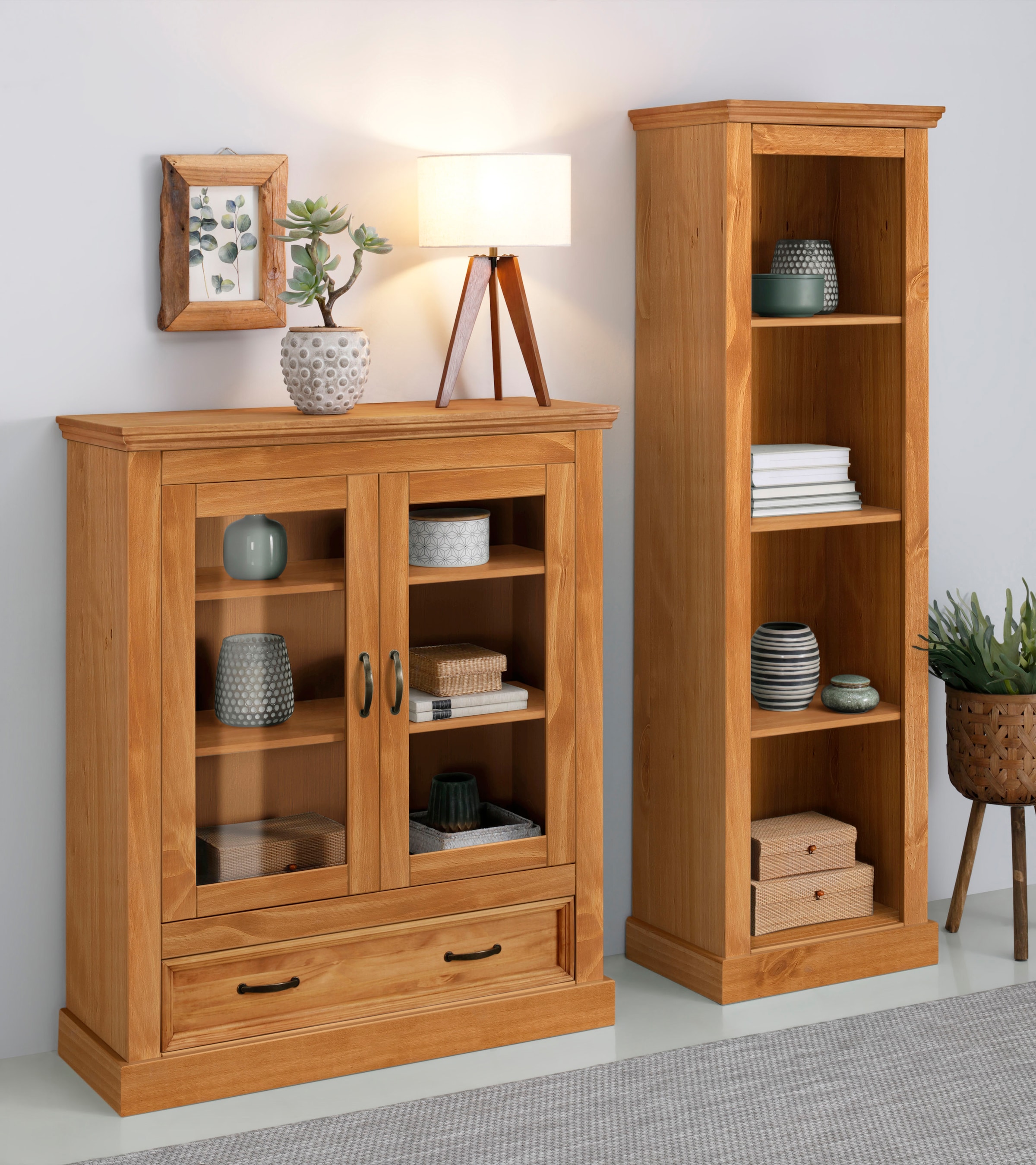 Home affaire Vitrine »Selma Highboard«, aus massivem Kiefernholz, mit Griffen aus antikisiertem Metall