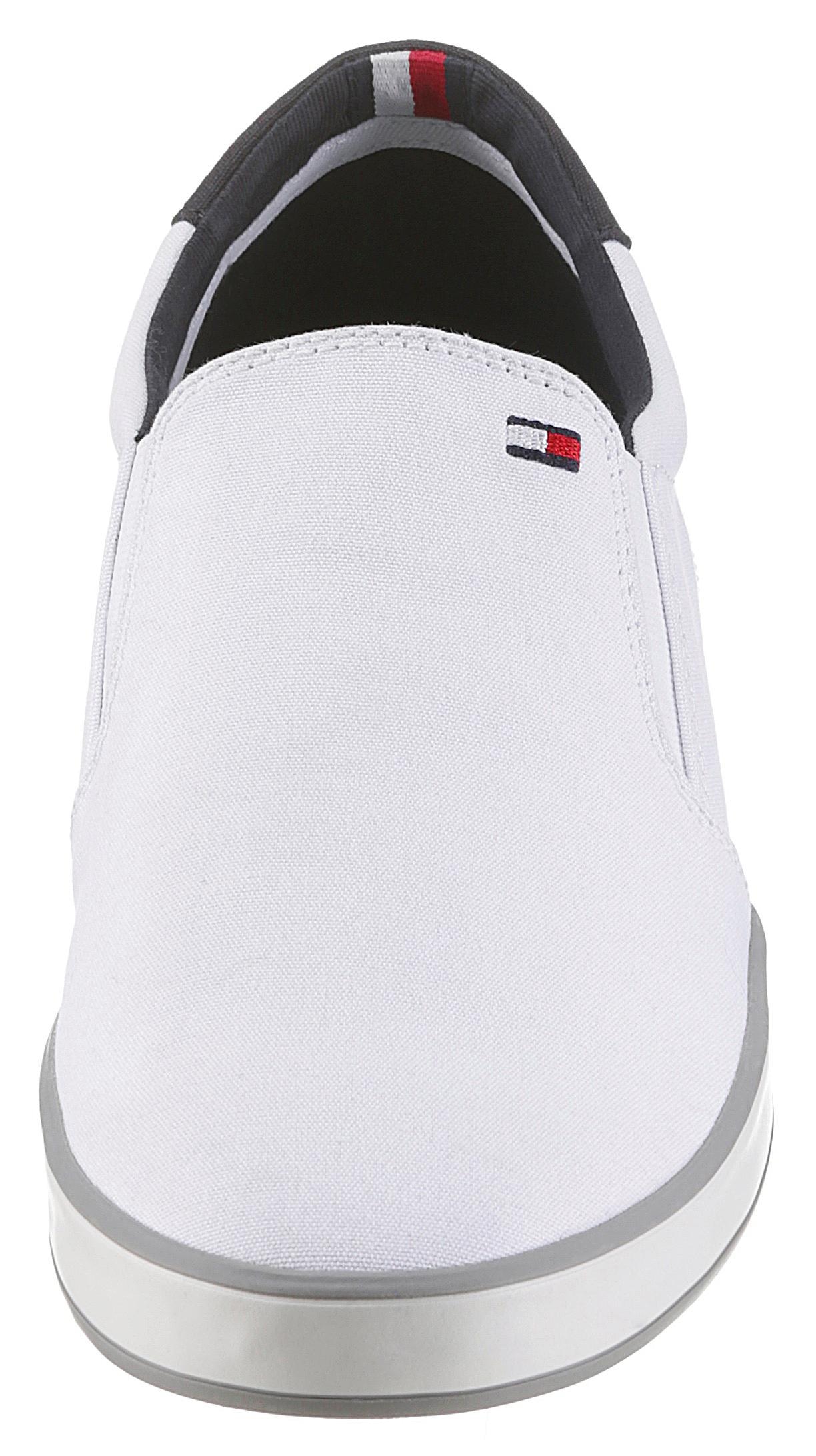 Tommy Hilfiger Slip-On Sneaker »ICONIC SLIP ON SNEAKER«, Slipper, Freizeitschuh, Halbschuh mit seitlichen Stretcheinsätzen