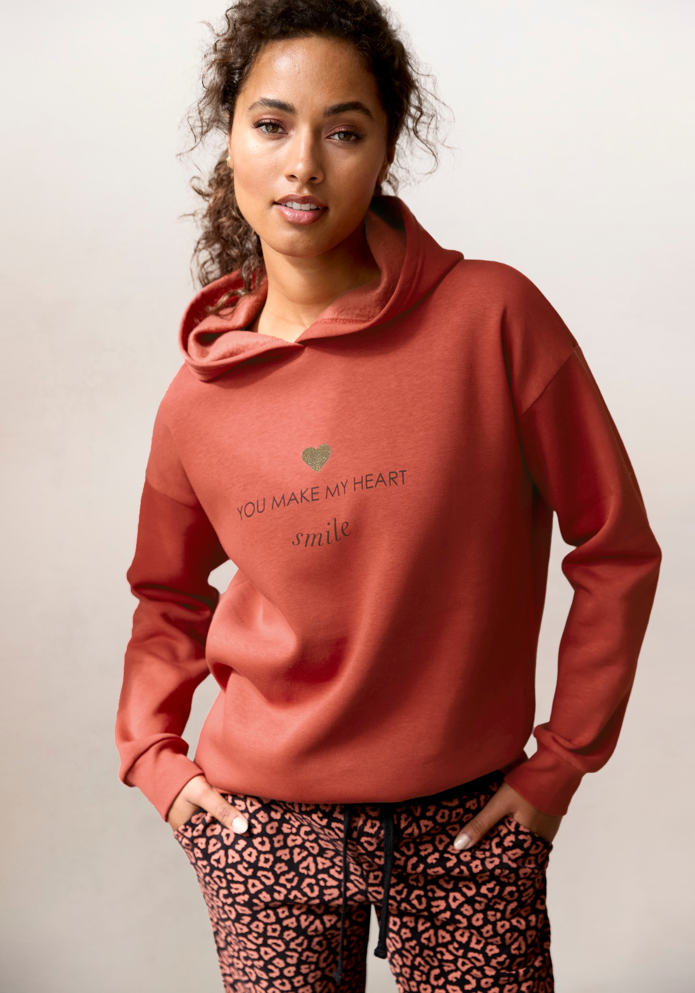 LASCANA Hoodie, Lounge-/Kapuzenpullover mit Print vorne, Loungewear