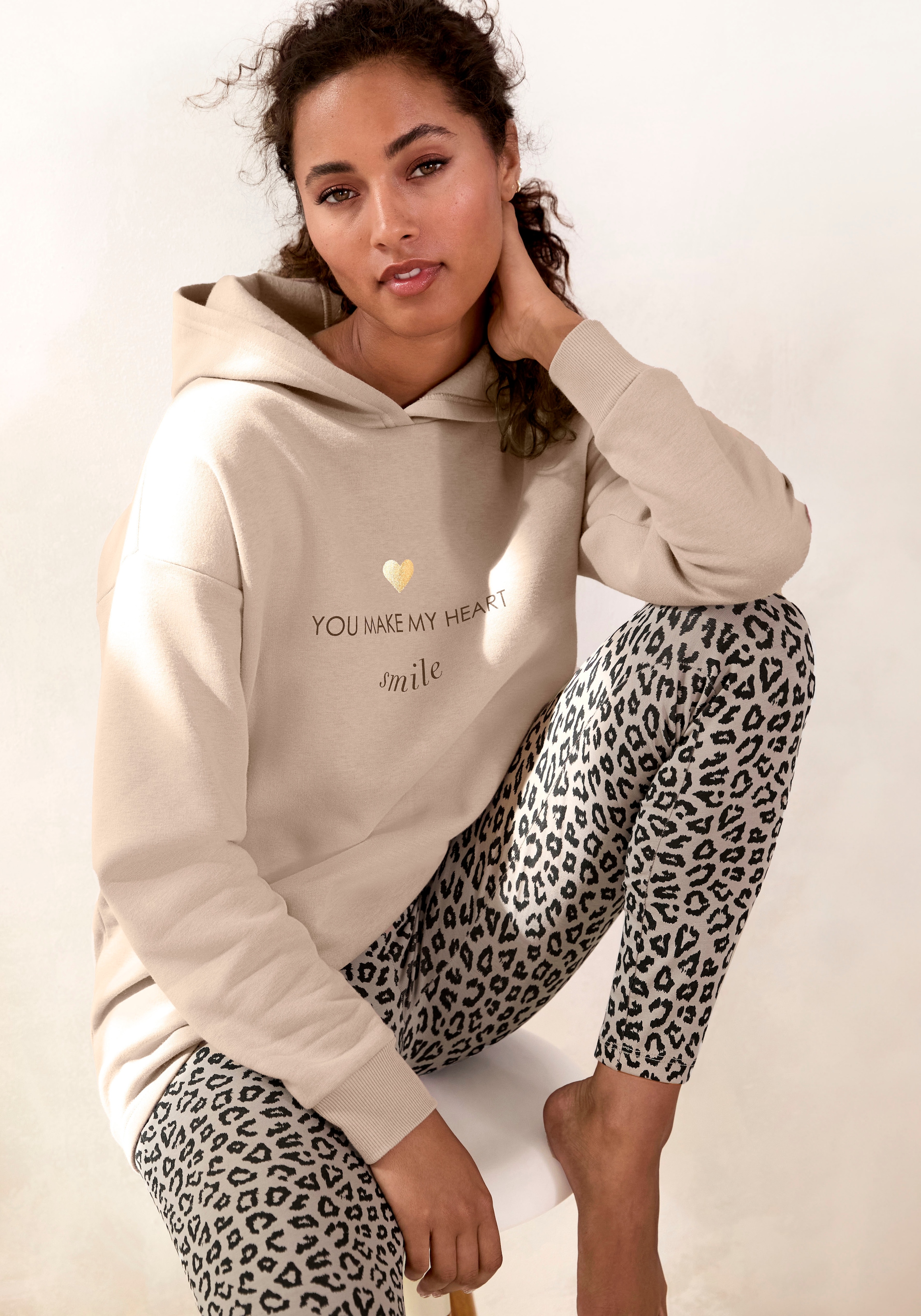 Hoodie »/Kapuzenpullover/Loungpullover«, mit Print vorne