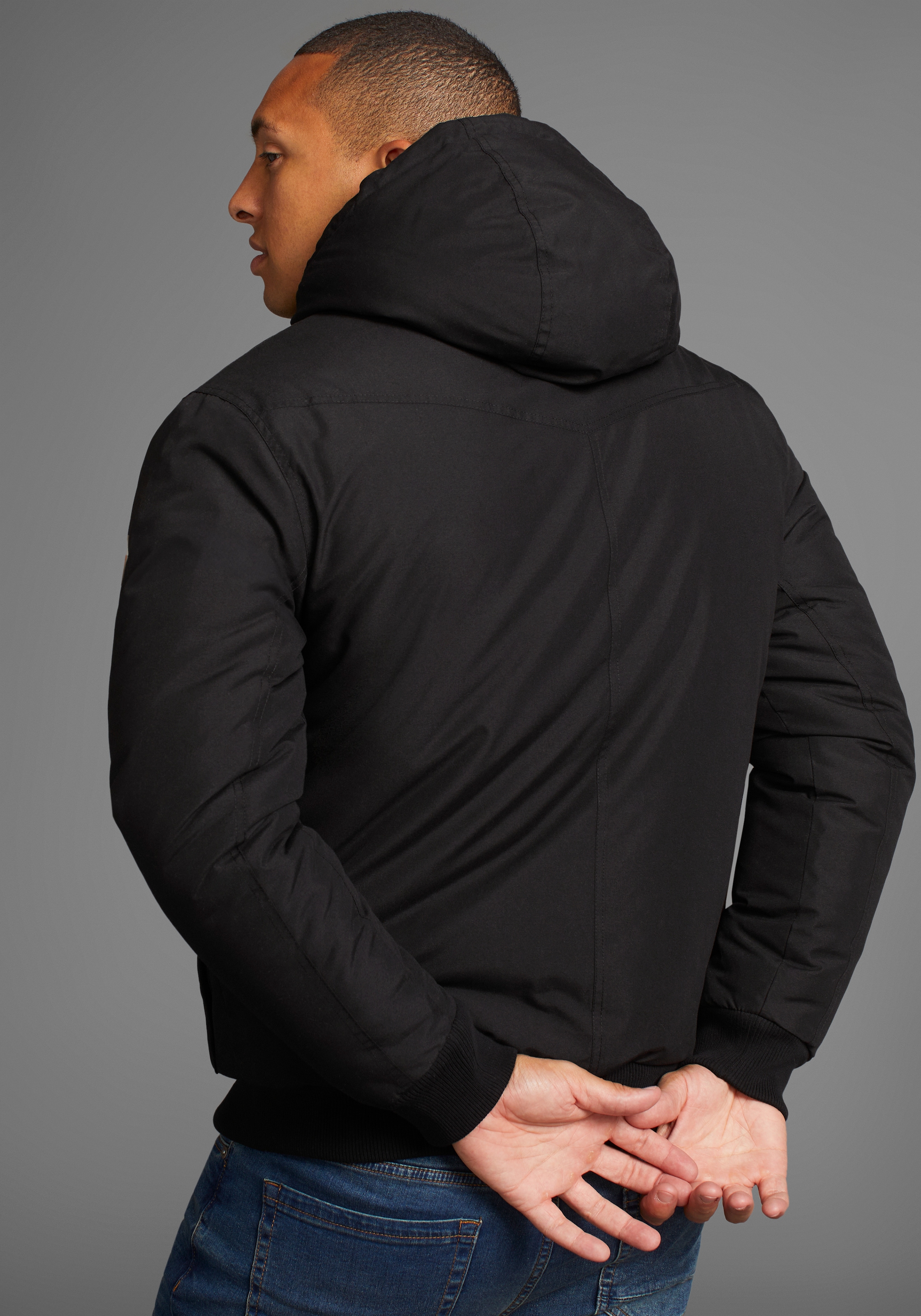Bruno Banani Winterjacke, mit Kapuze, aus Baumwolle und Polyester, hochschliessender Kragen