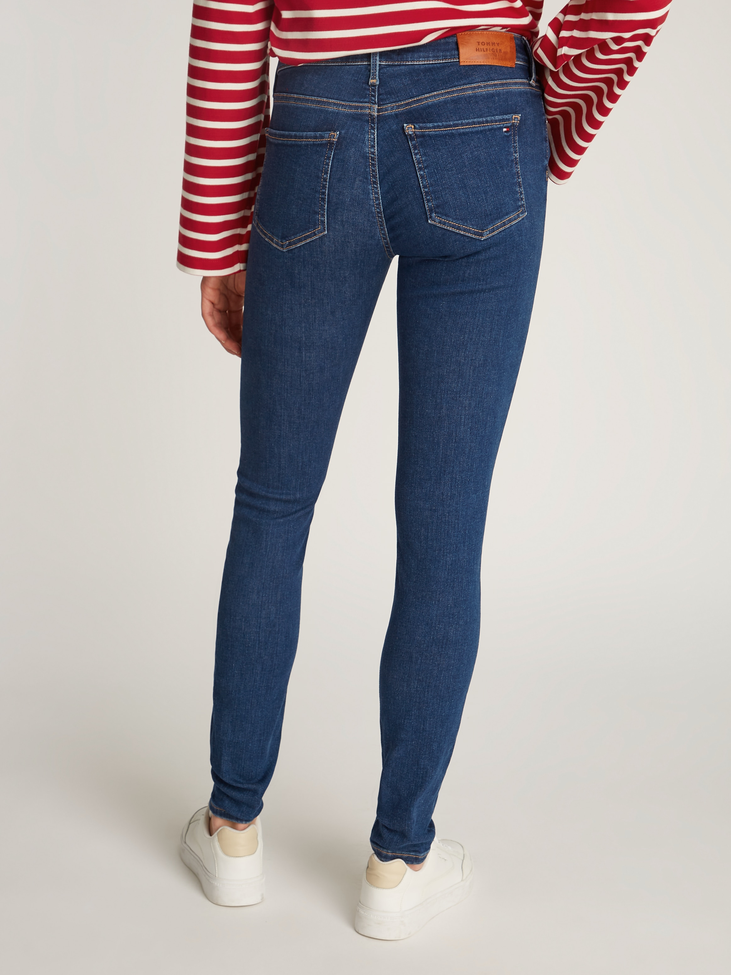 Tommy Hilfiger Skinny-fit-Jeans »COMO Skinny RW ACE mit Logo-Badge und knöchellangem Schnitt«, casual, skinny fit, Denim, normaler Bundabschluss