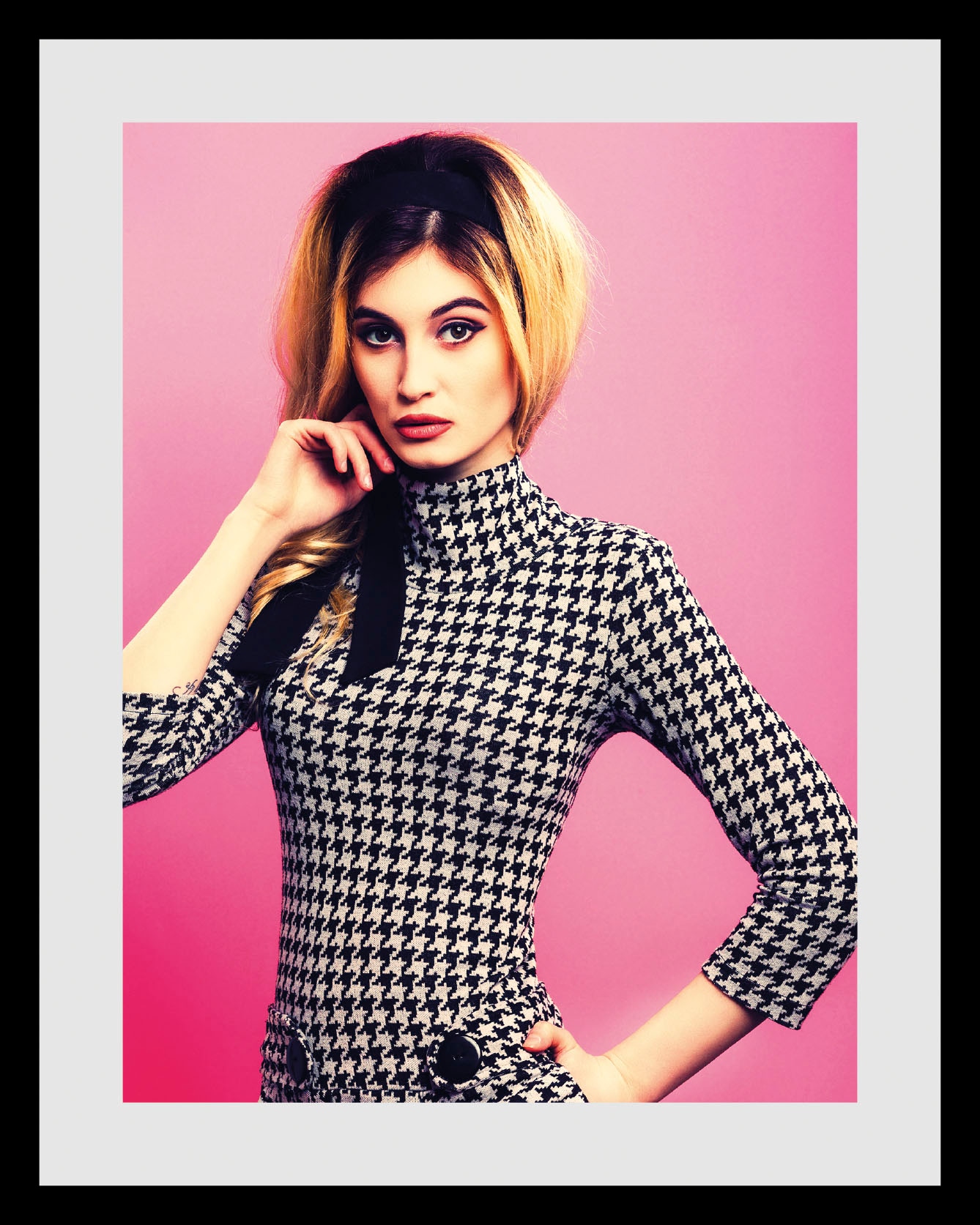 queence Bild »Matilda«, Frau-Bilder von Frauen-Art-Kunst-Fashion-Mode-Magazincover, (1 St.), HD Premium Poster-Druck inkl. Holzrahmen