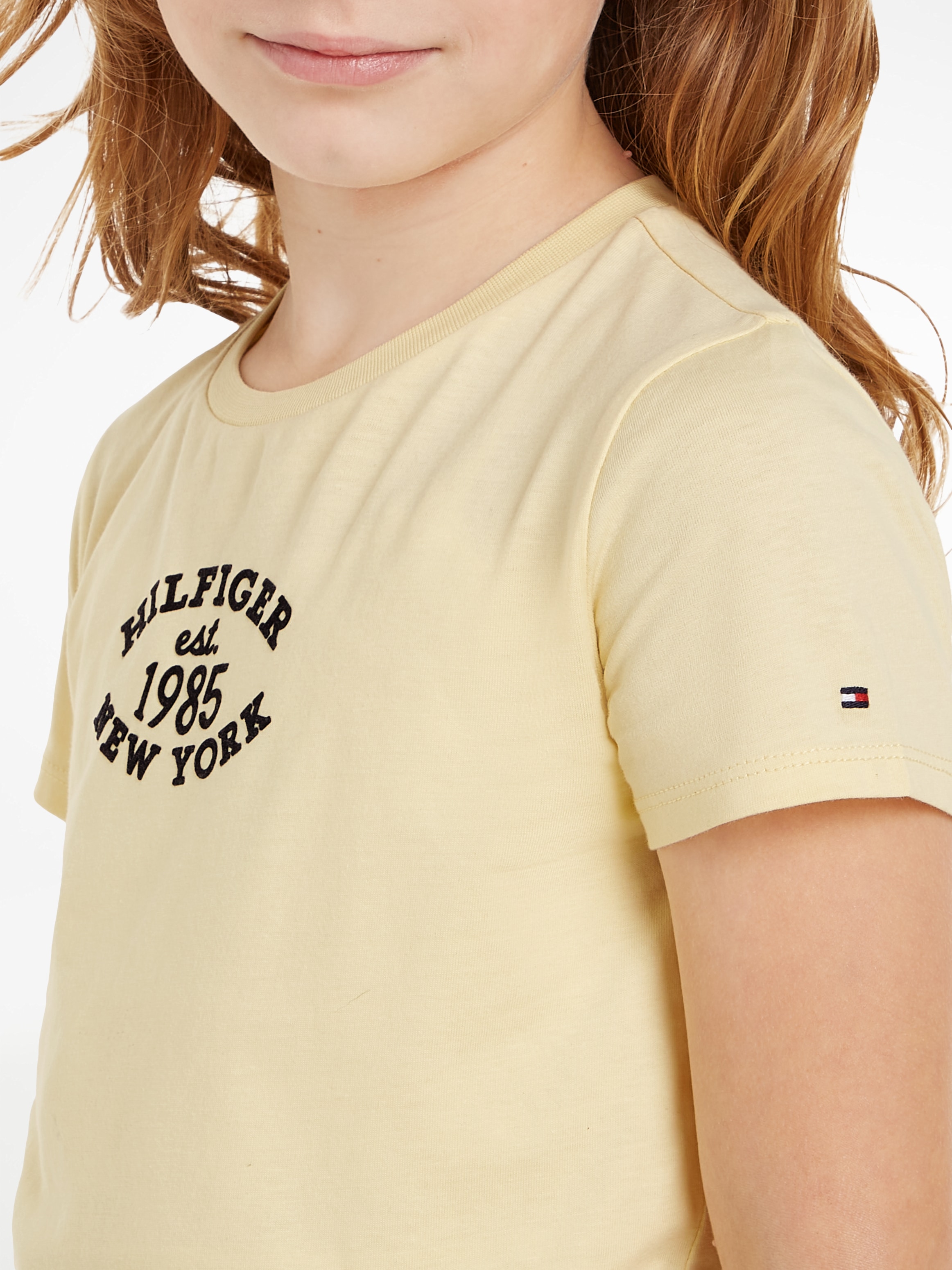 Tommy Hilfiger T-Shirt »MONOTYPE FLOCK«, Kinder bis 16 Jahre mit Logostickerei