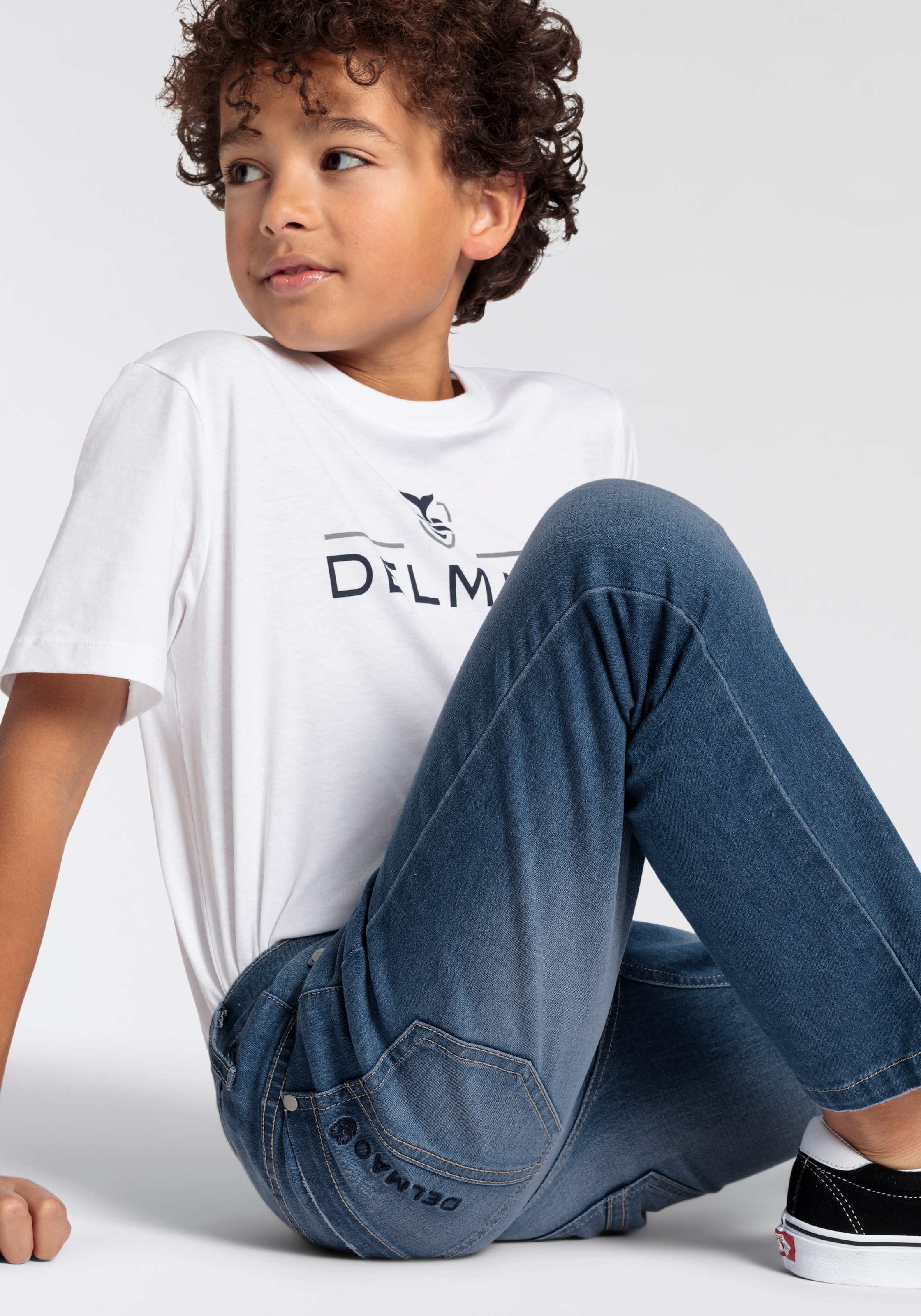 DELMAO Stretch-Jeans », Straight-fit Jeans für Jungen«, mit Logo-Stickerei hinten