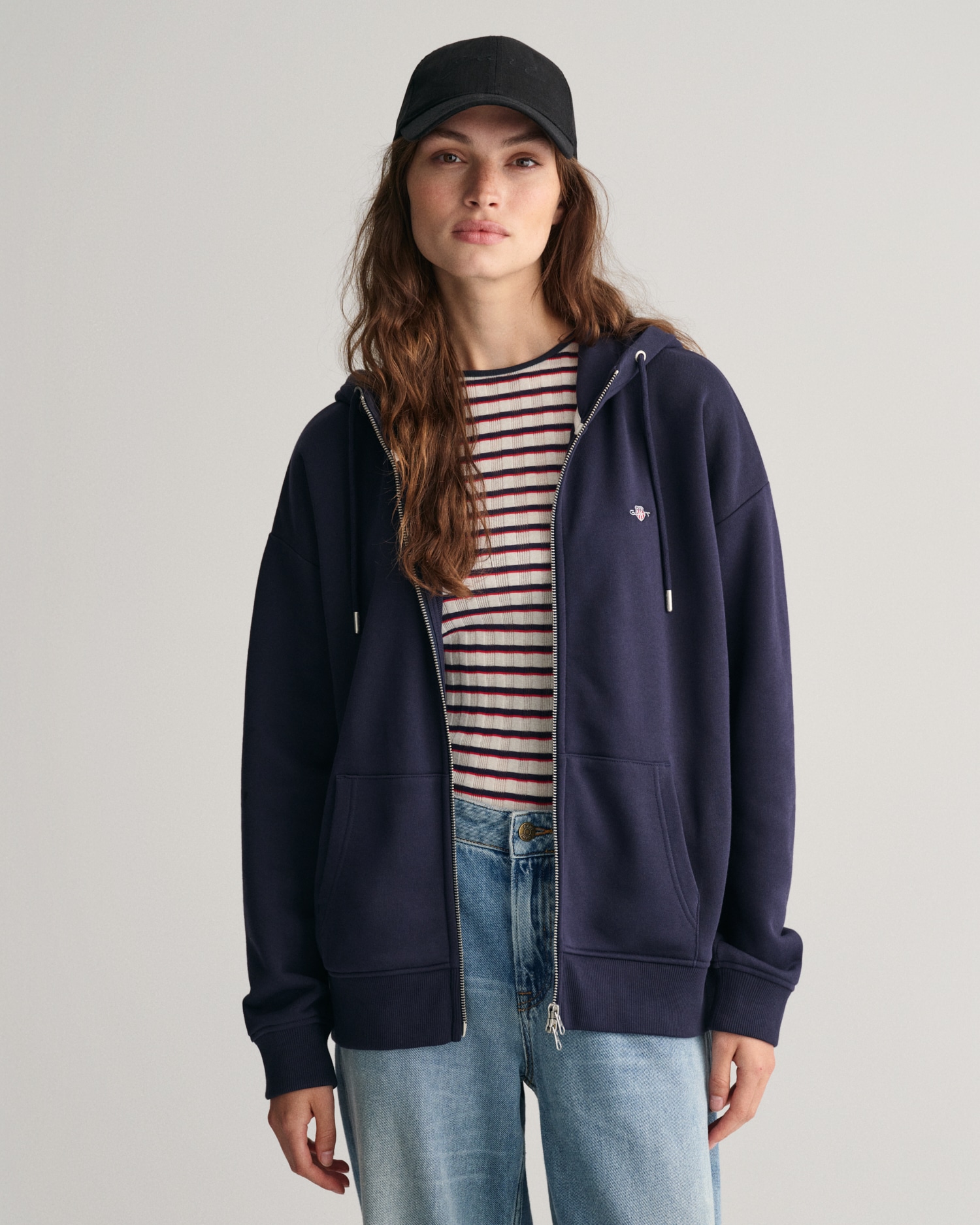 Gant Kapuzensweatjacke »SHIELD ZIP HOODIE«, Grafische GANT-Stickerei auf der Brust