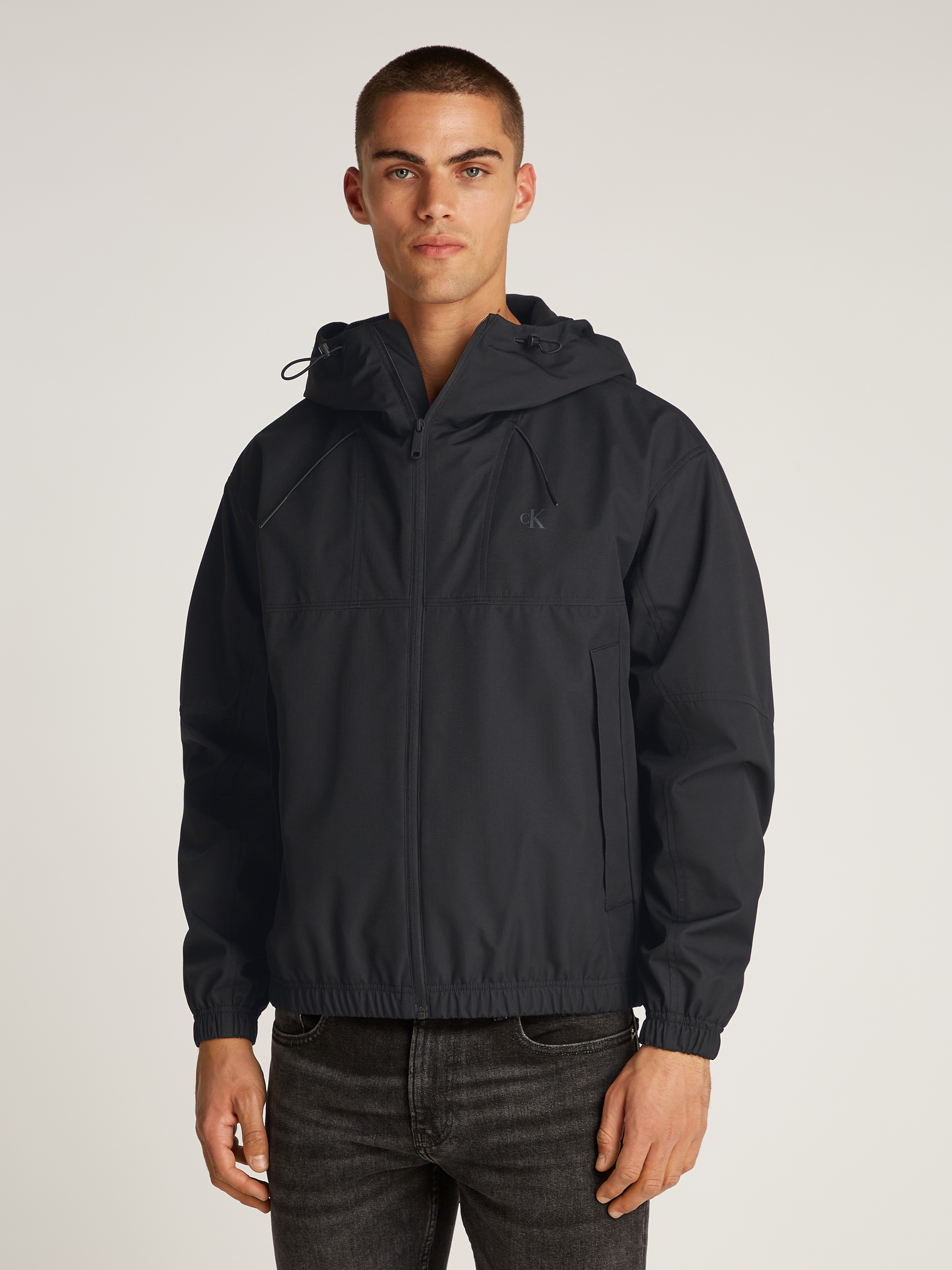 Calvin Klein Jeans Allwetterjacke »TECHNICAL JACKET« mit Kapuze Logodruck, Eingriffstaschen