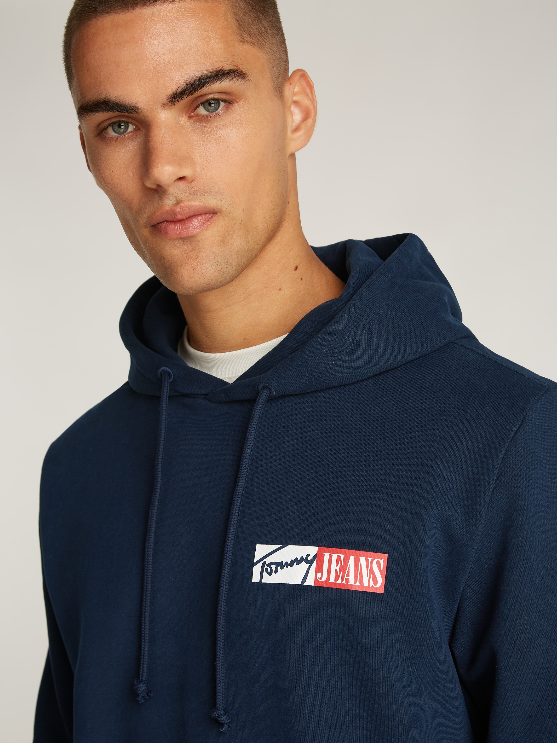 Tommy Jeans Plus Hoodie »TJM REG ENTRY GRAPHIC HOODIE EXT«, in Grossen Grössen, Logodruck, Kängurutasche