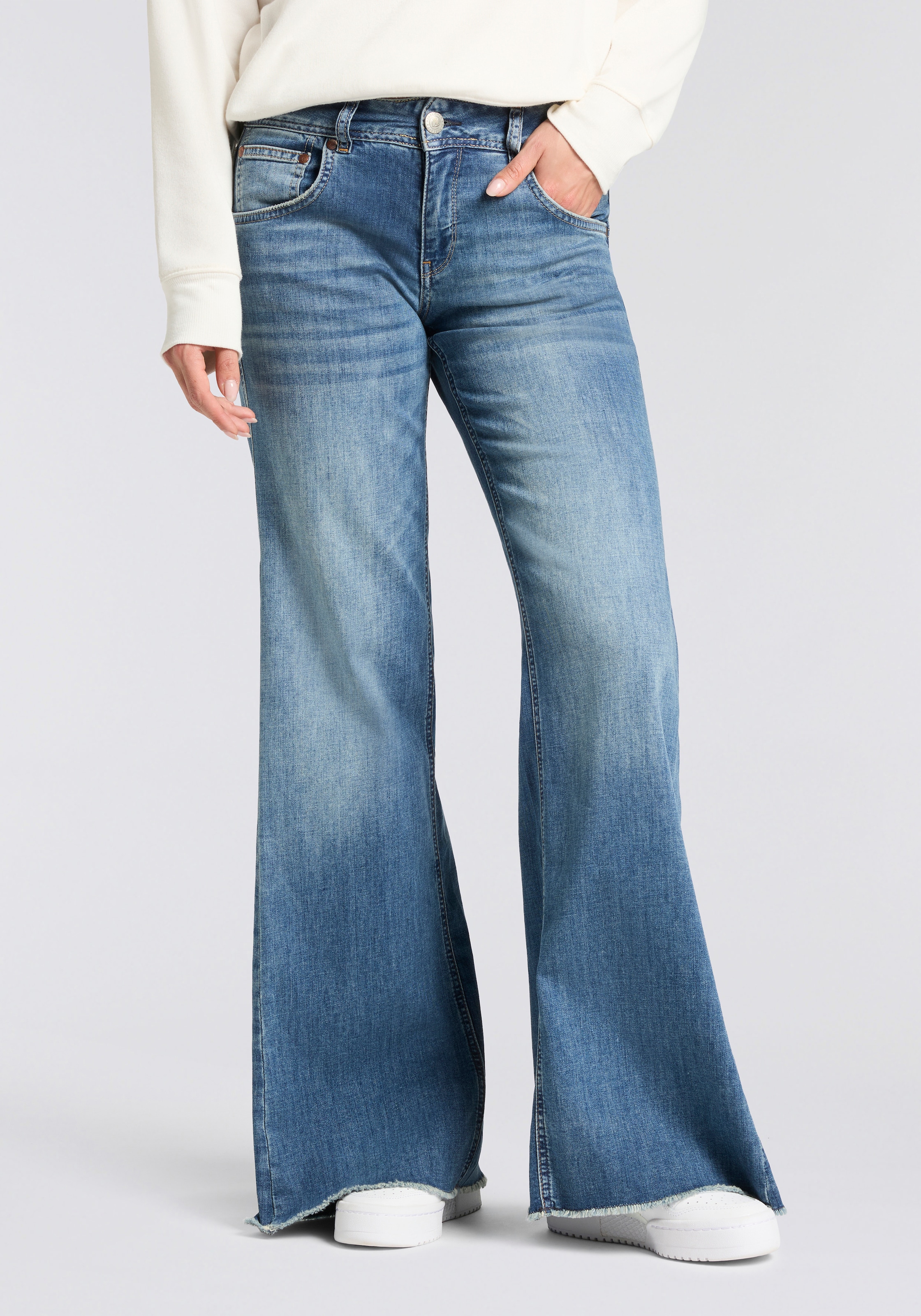 Herrlicher 5-Pocket-Jeans "Edna Kama Denim Light" Flared Fit, extra Weite