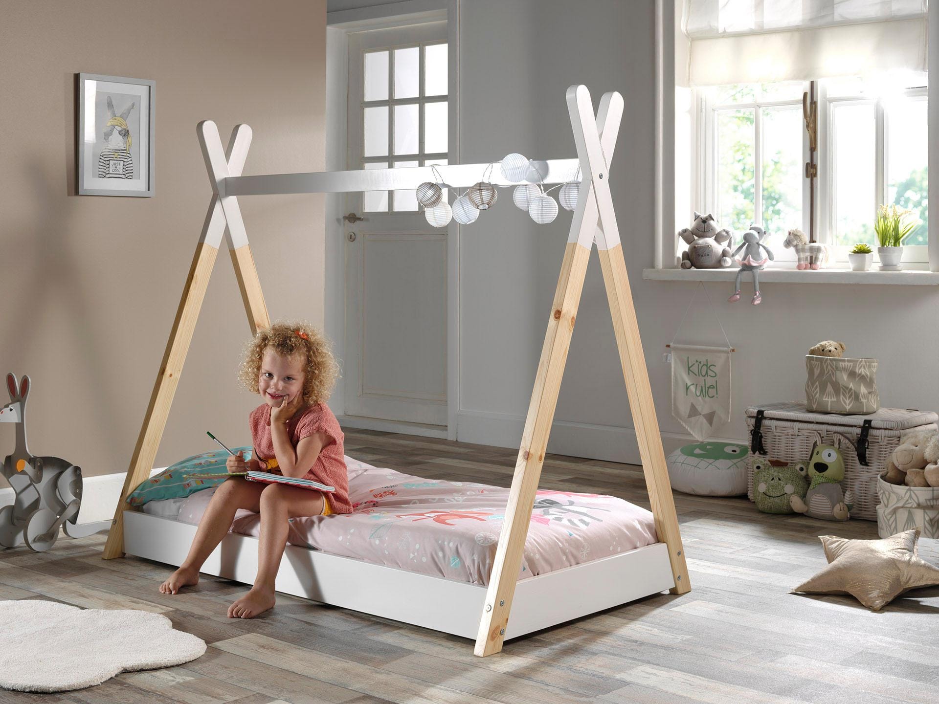 Vipack Kinderbett »Tipi, mit Querstange in Zelt-Optik, Kiefer massiv«, (inkl. Lattenrost, Bettrahmen in Weiss, 2 Grössen zur Auswahl), Bodenfreiheit 1,5 cm für bessere Belüftung