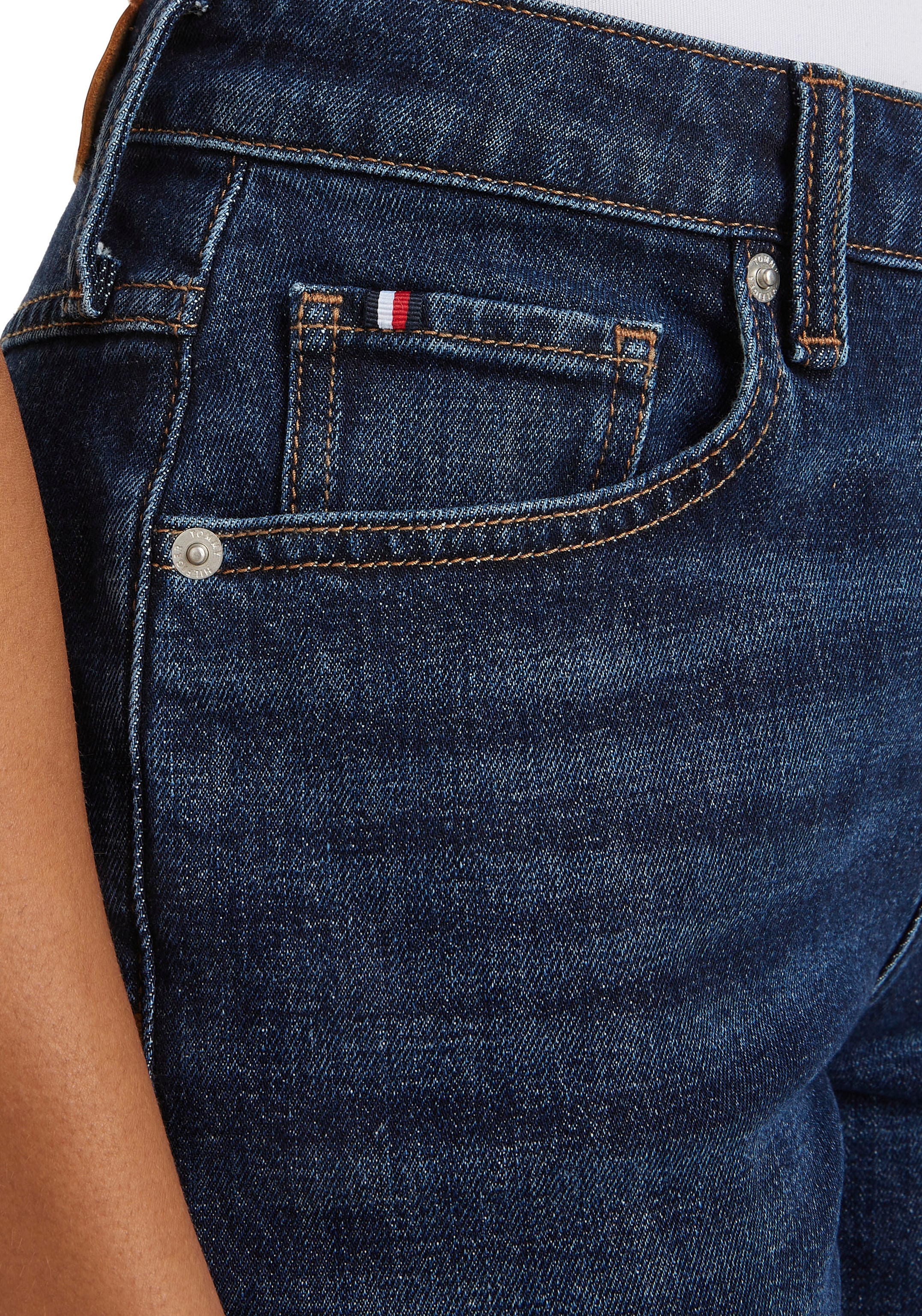 Tommy Hilfiger Straight-Jeans »CLASSIC STRAIGHT RW STAY BLACK«, mit Tommy Hilfger Logo-Badge