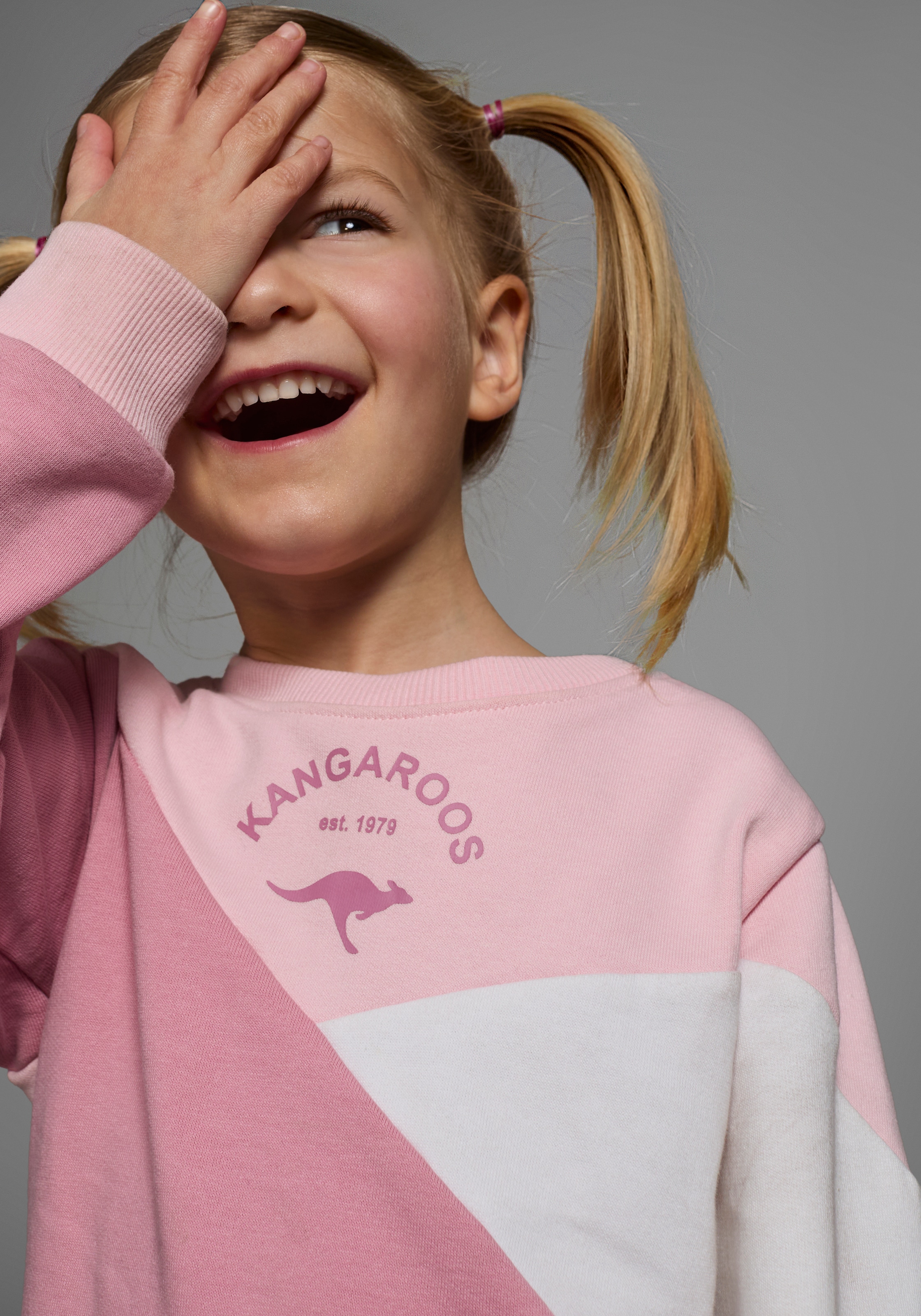 KangaROOS Sweatshirt »Kleine Mädchen«, Langarm, hüftlang, lockere Passform, mit Logodruck