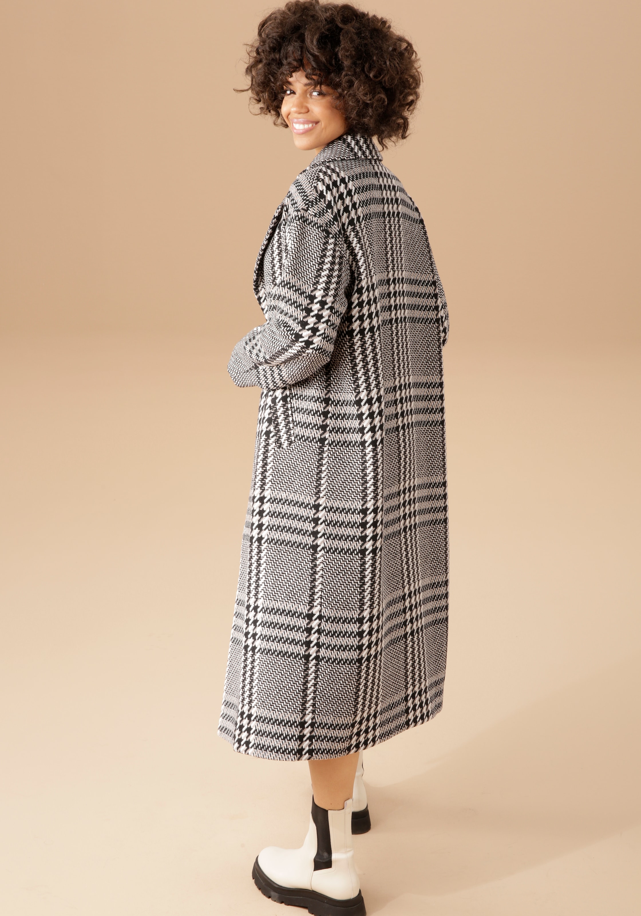 Aniston CASUAL Wintermantel, im | Jelmoli-Versand Karo-Patch-Dessin ausdrucksvollem online shoppen