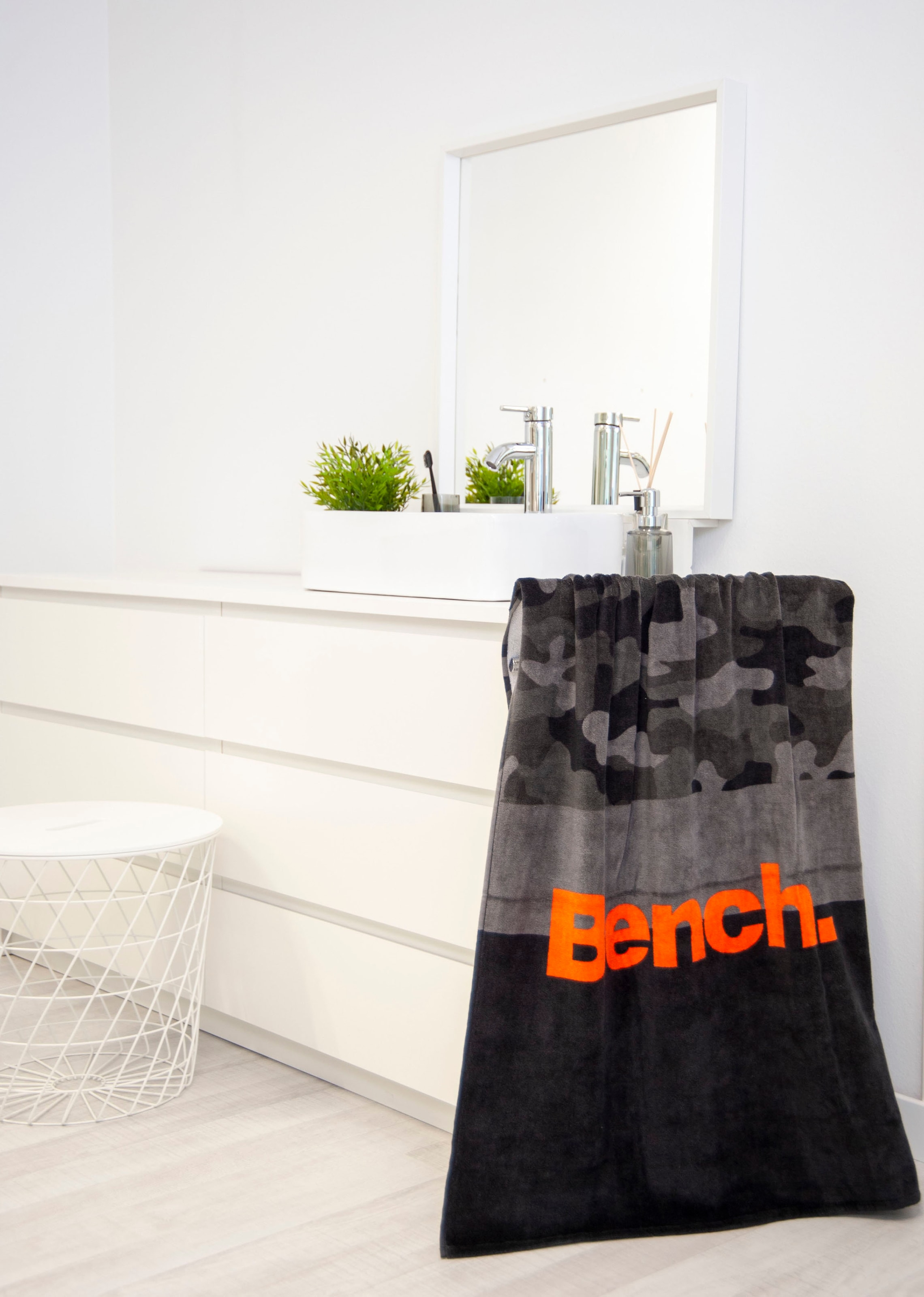 Bench. Strandtuch »Bench«, (1 St., Strandtuch 80 x 180 cm), mit dekorativem "Bench" Schriftzug