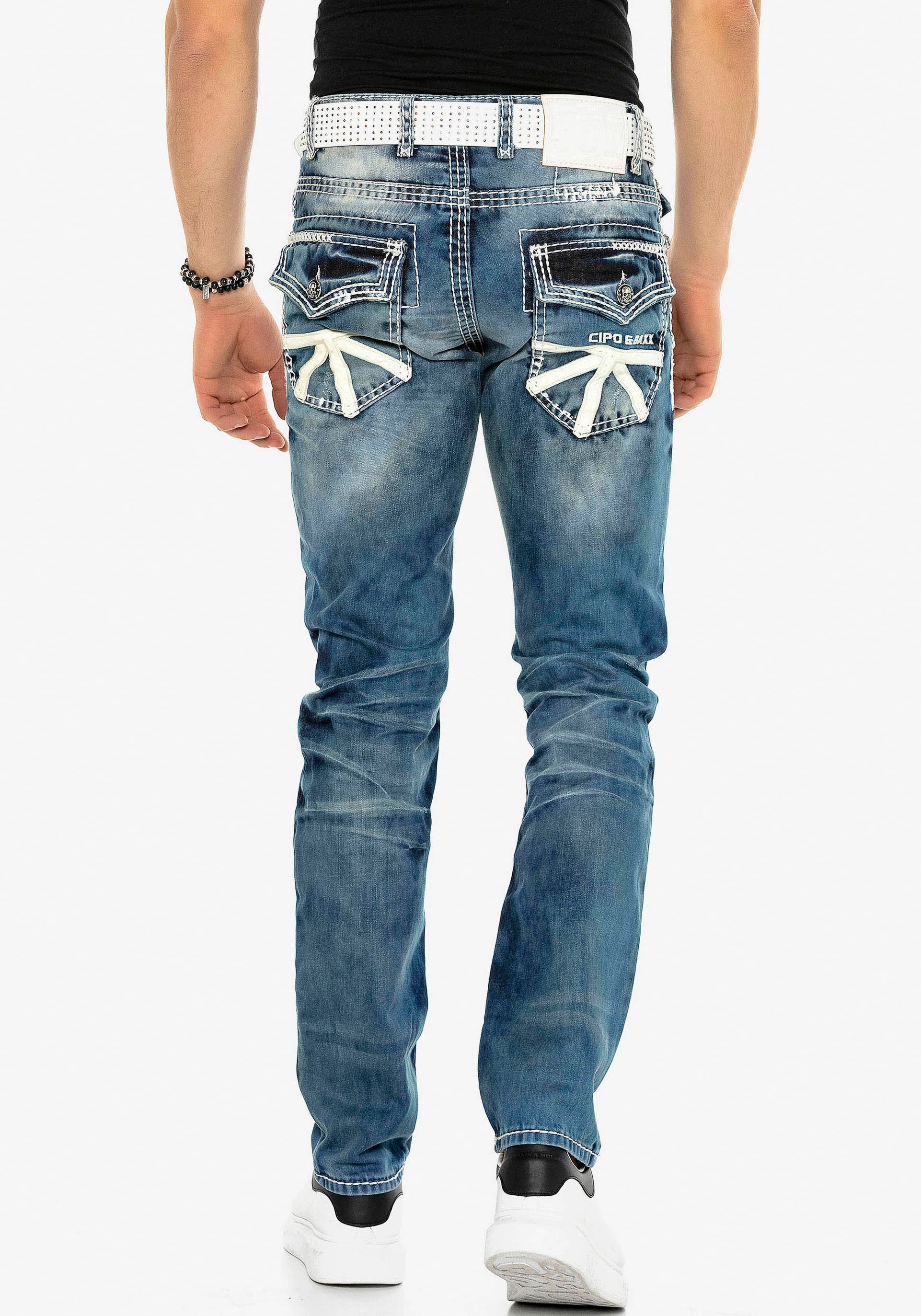 Cipo & Baxx Straight-Jeans, mit Destroyed Effekt und vielen Details