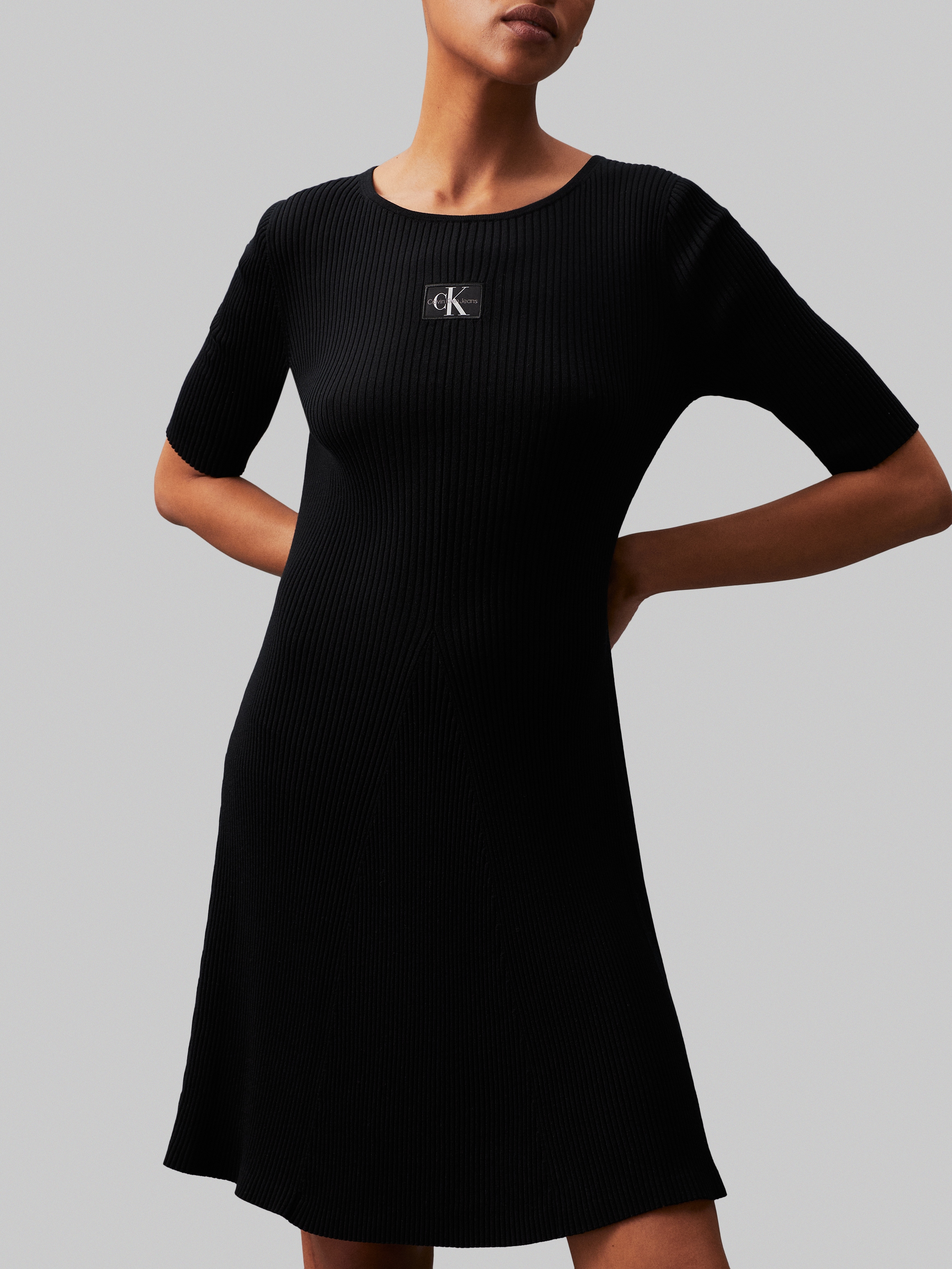 Sweatkleid »WOVEN LABEL SS SWEATER DRESS«, mit Logopatch