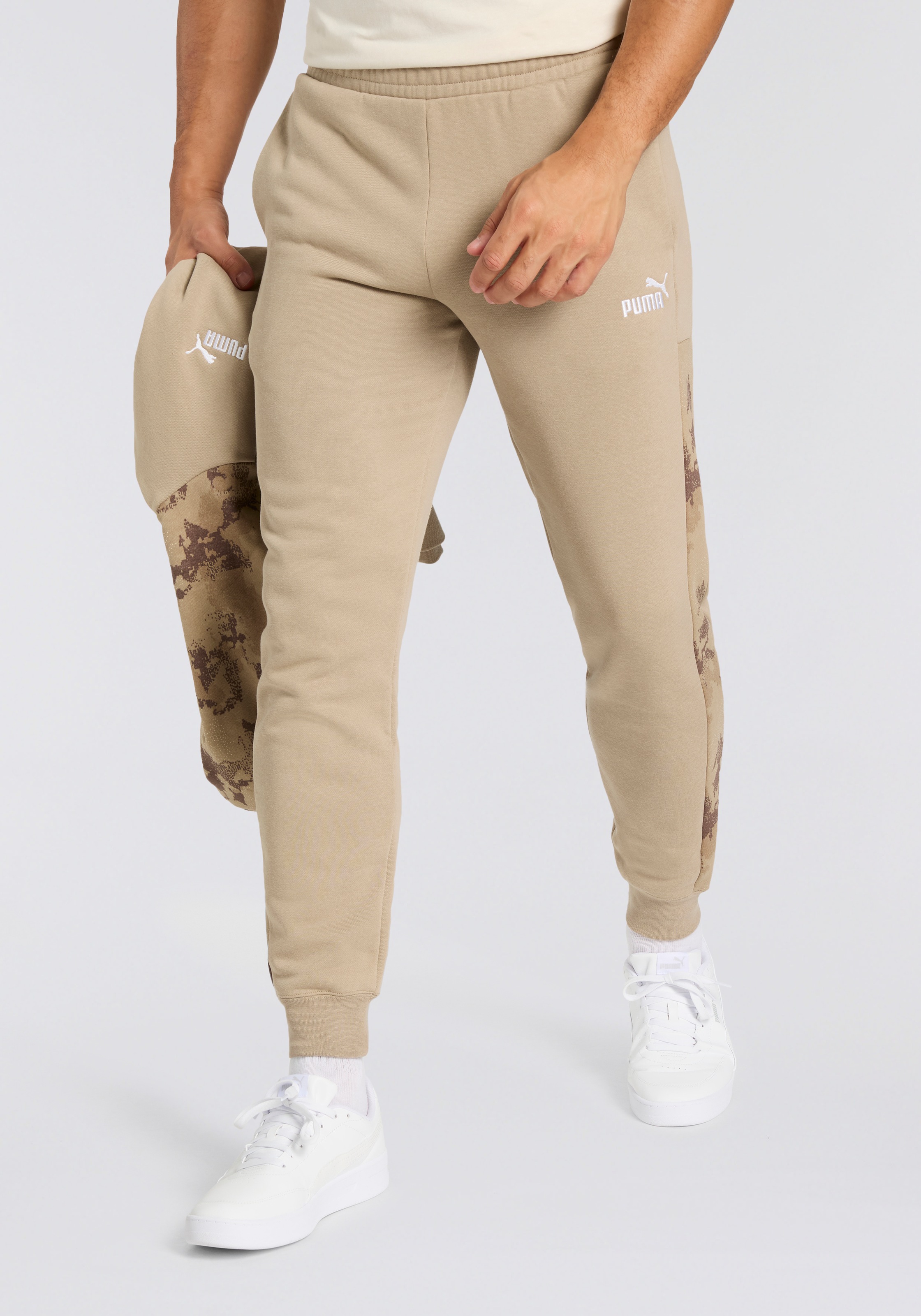 PUMA Trainingshose »ESS CAMO SWEATPANTS FL CL« für entspannte Tage und vielseitige Aktivitäten, mit Eingrifftaschen