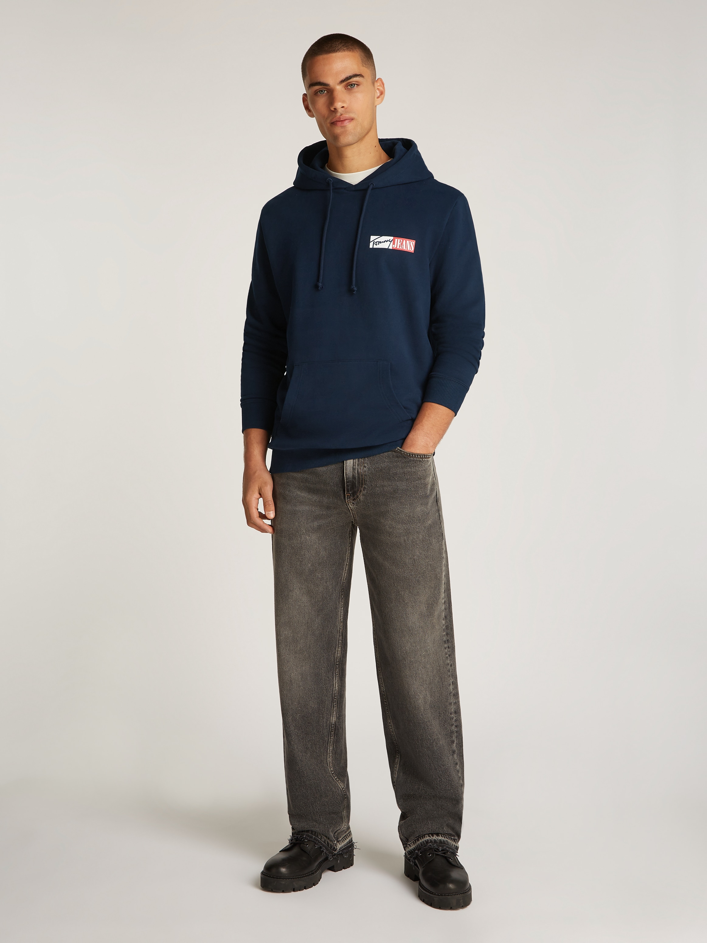 Tommy Jeans Plus Hoodie »TJM REG ENTRY GRAPHIC HOODIE EXT«, in Grossen Grössen, Logodruck, Kängurutasche