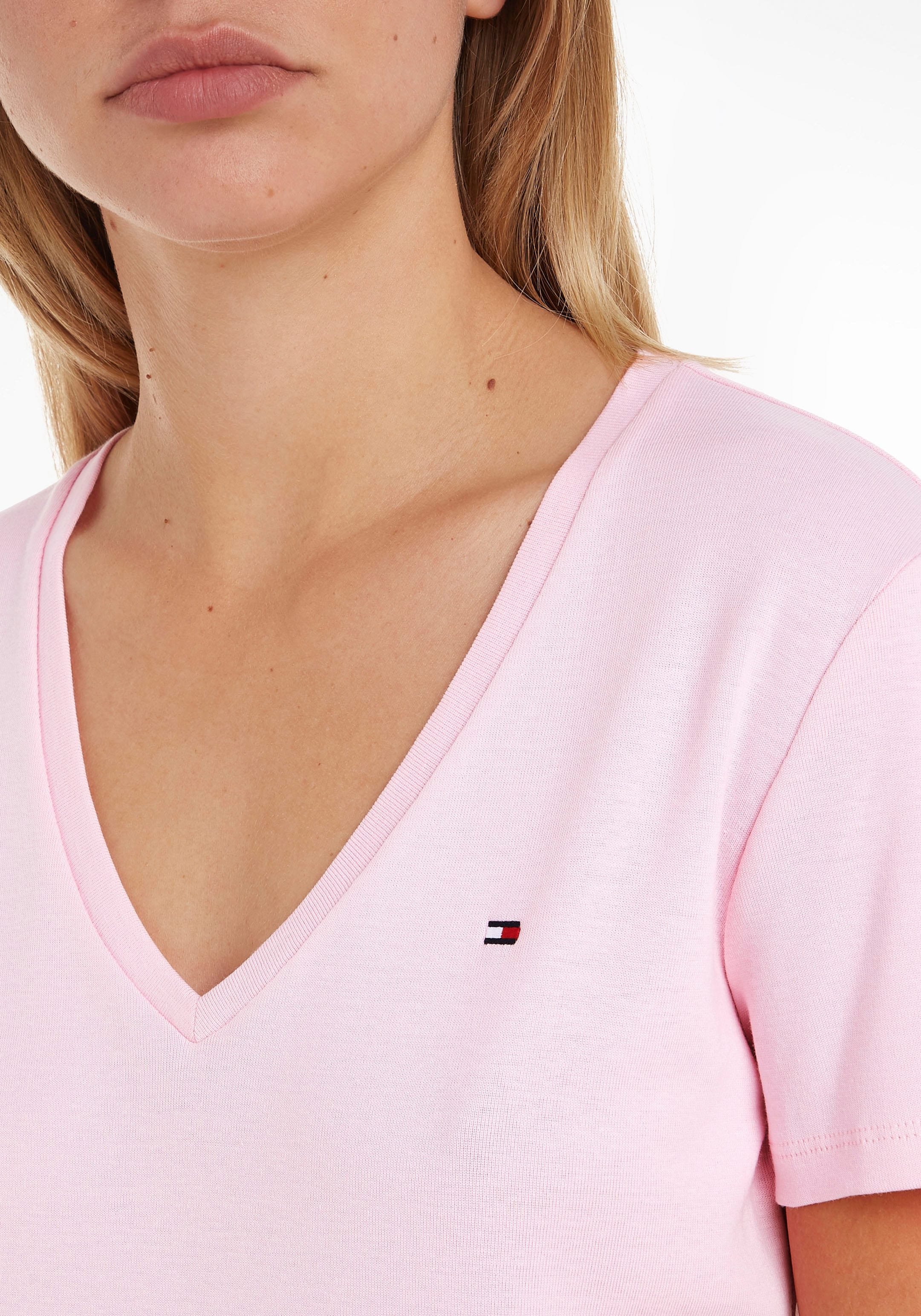 shoppen SS«, Schweiz online RIB Hilfiger CODY Logostickerei V-NECK mit dezenter T-Shirt Jelmoli-Versand Tommy »SLIM bei